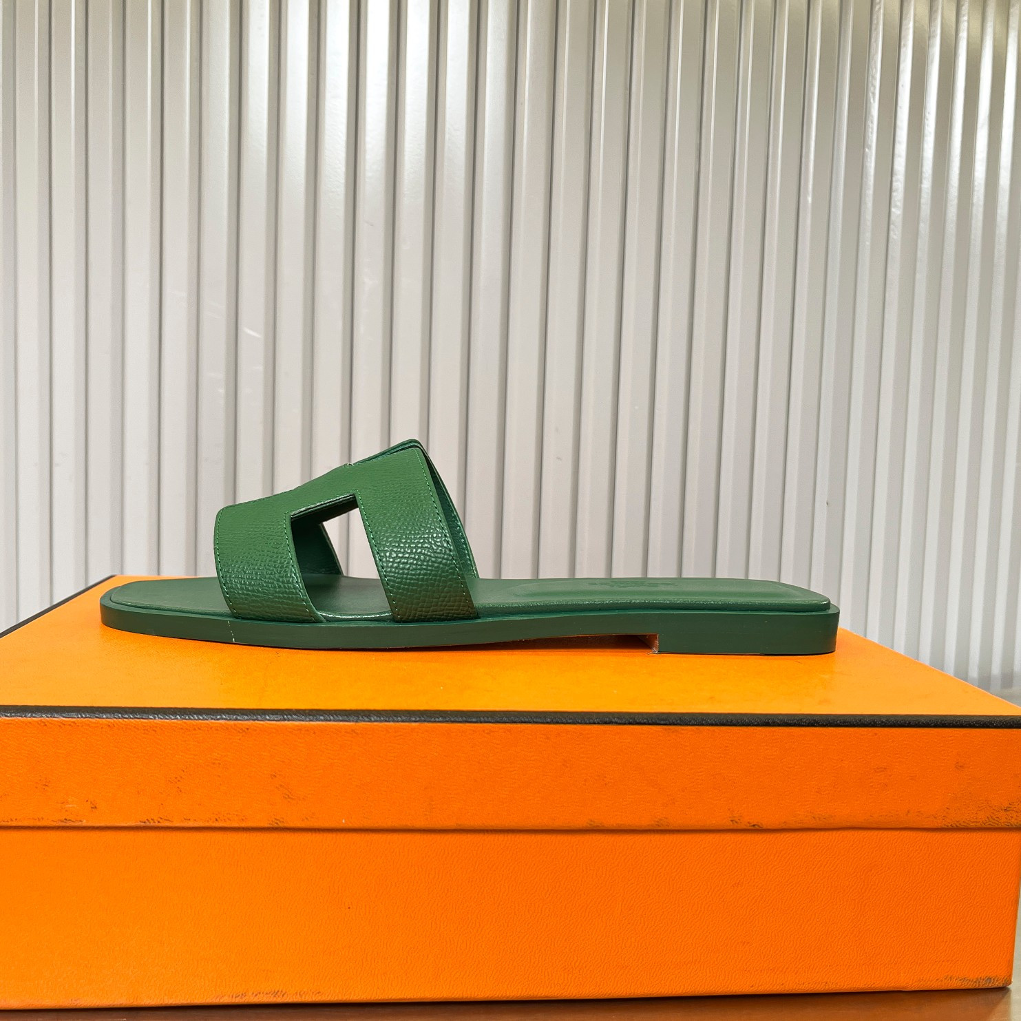 UA Hermès Oran sandal