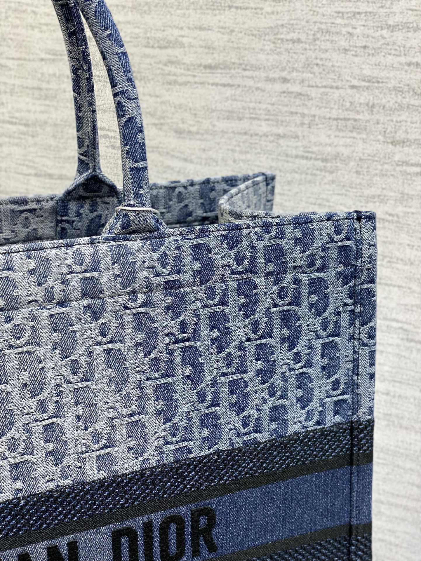 Large Dior Book Tote Blue Denim Dior Oblique Jacquard 42 x 35 x 18.5 cm