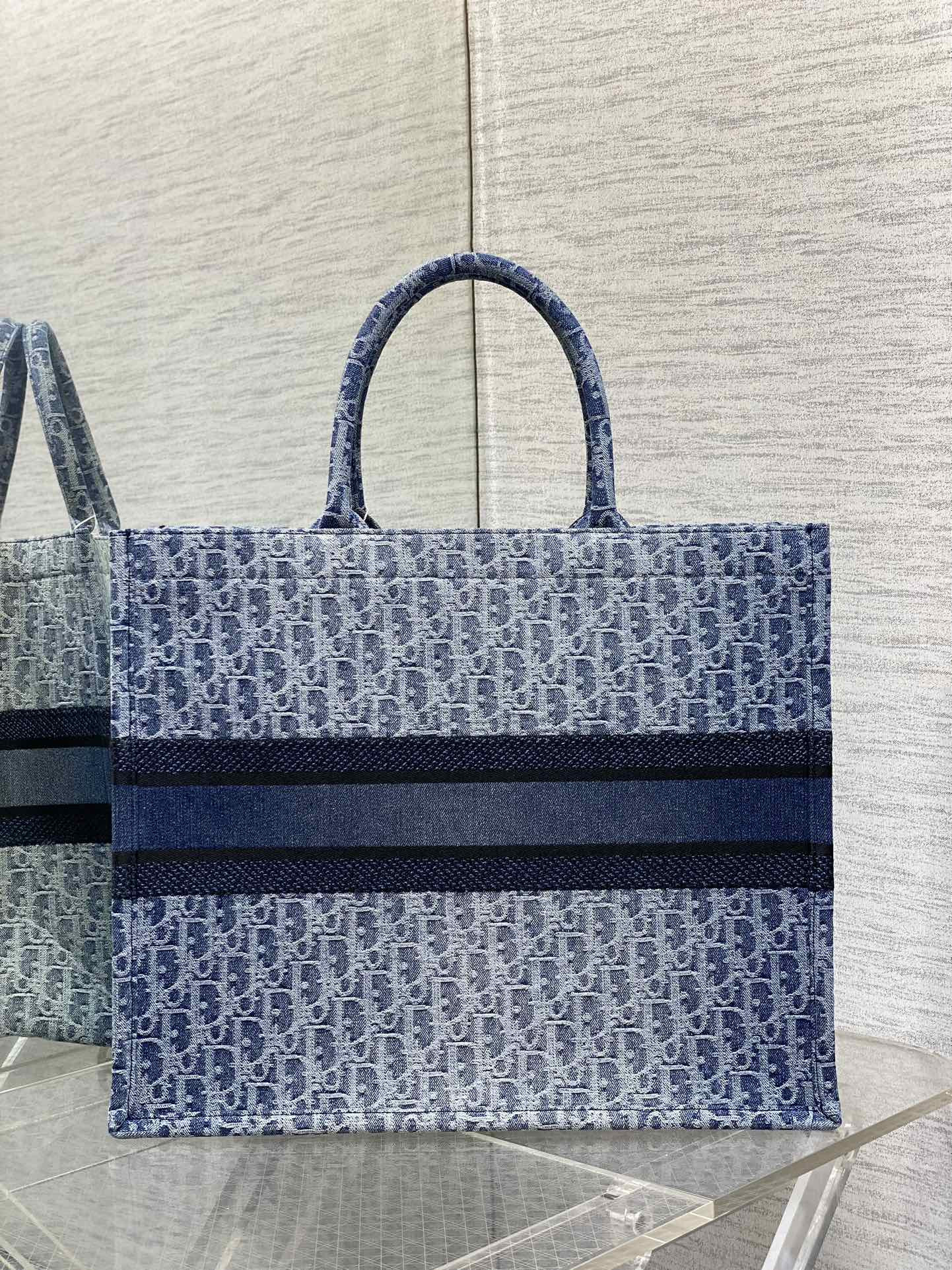 Large Dior Book Tote Blue Denim Dior Oblique Jacquard 42 x 35 x 18.5 cm