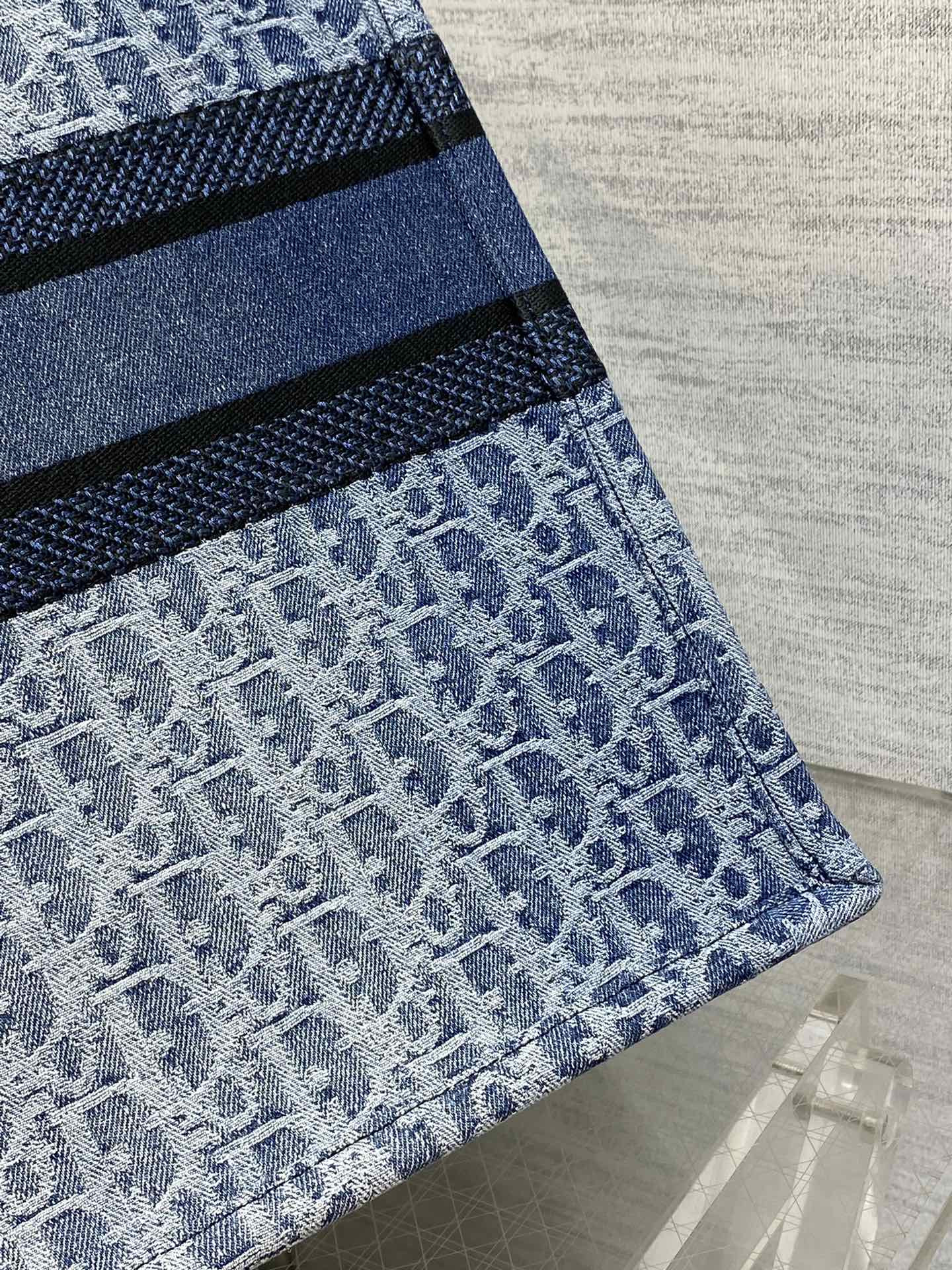 Large Dior Book Tote Blue Denim Dior Oblique Jacquard 42 x 35 x 18.5 cm