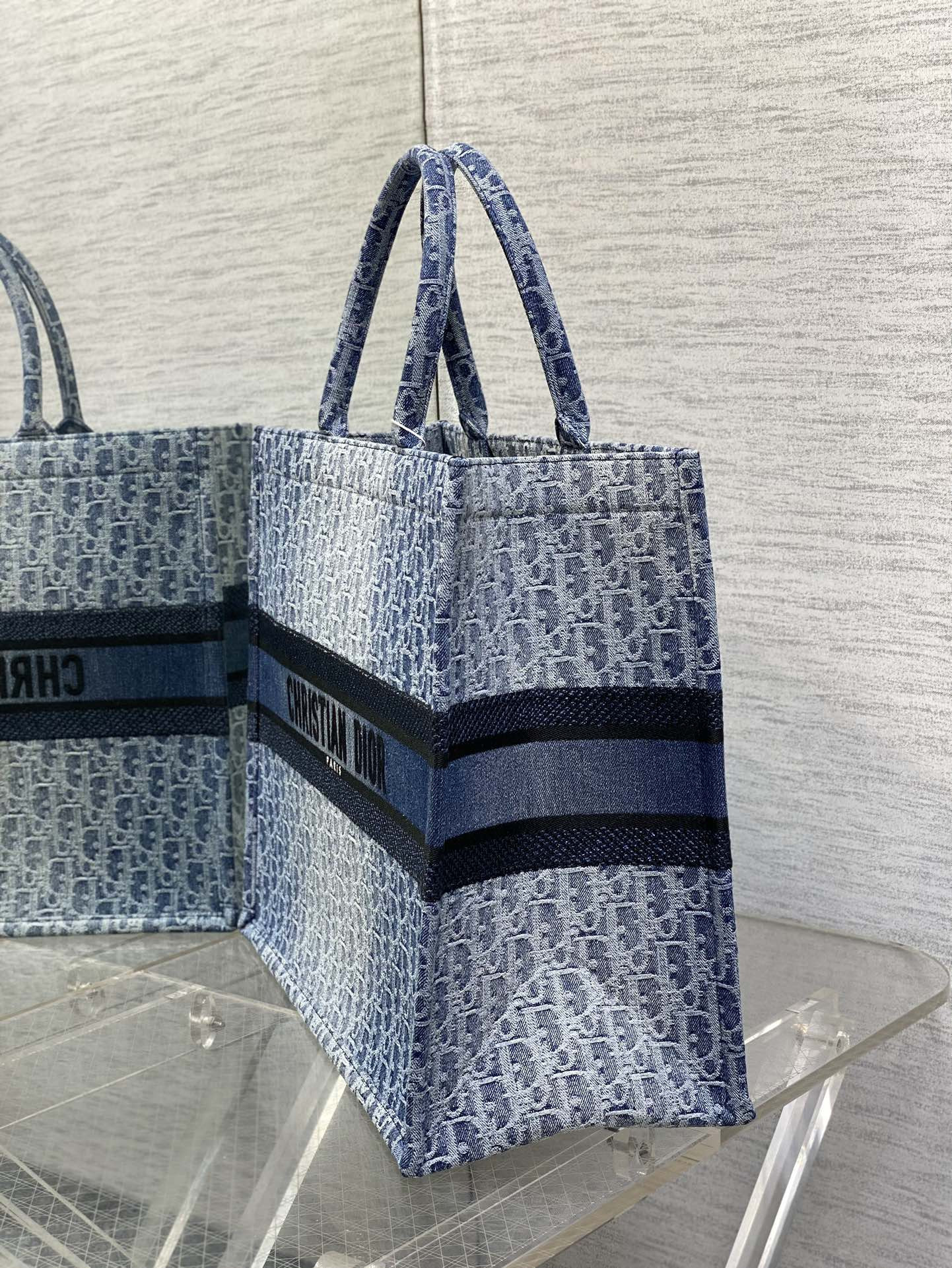Large Dior Book Tote Blue Denim Dior Oblique Jacquard 42 x 35 x 18.5 cm