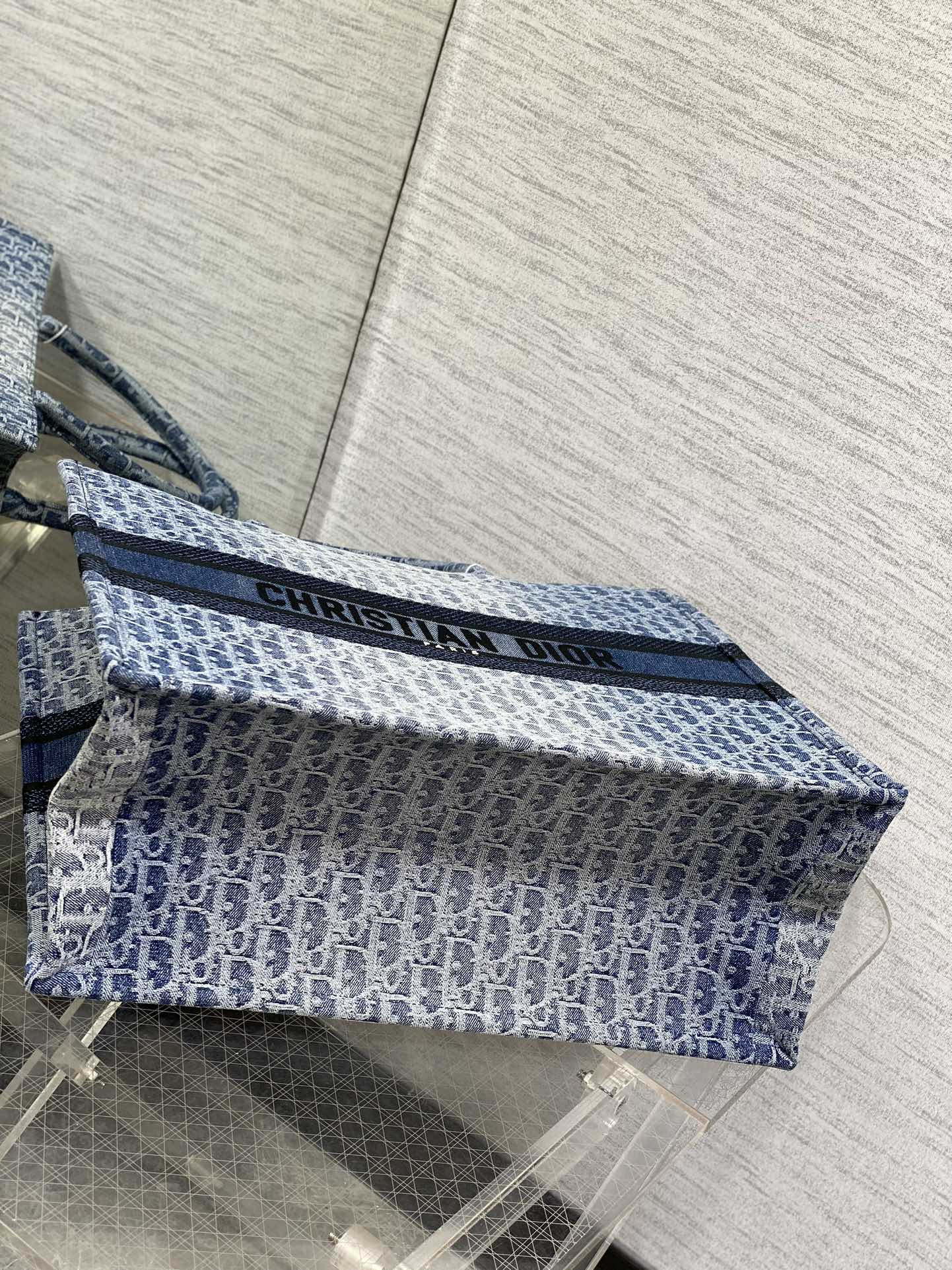 Large Dior Book Tote Blue Denim Dior Oblique Jacquard 42 x 35 x 18.5 cm