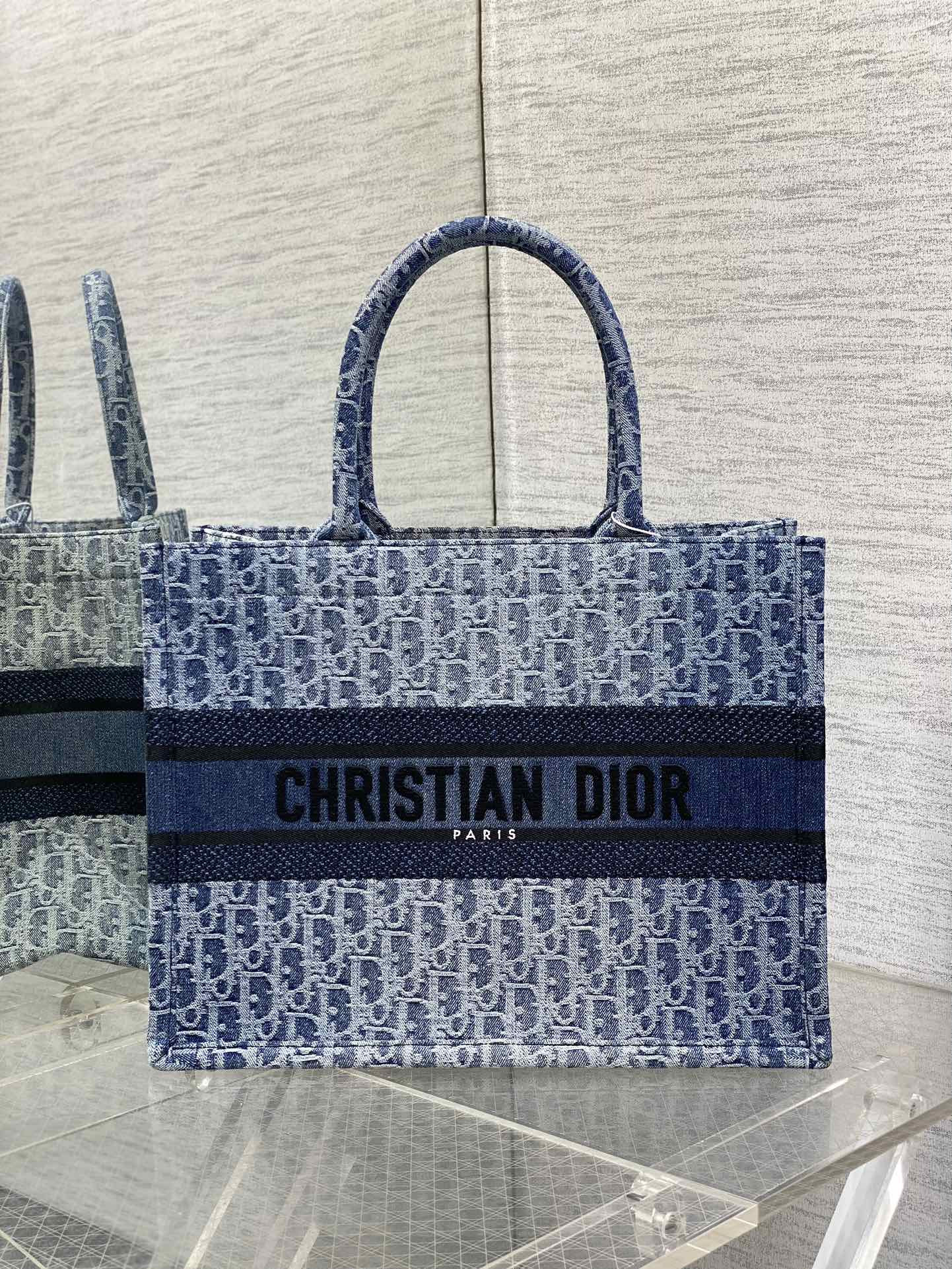 Medium Dior Book Tote Blue Denim Dior Oblique Jacquard 36 x 27.5 x 16.5 cm