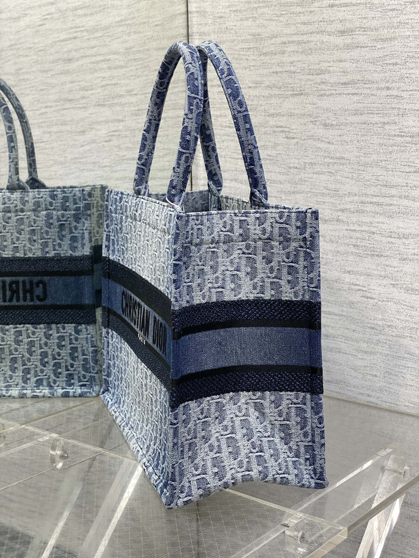 Medium Dior Book Tote Blue Denim Dior Oblique Jacquard 36 x 27.5 x 16.5 cm