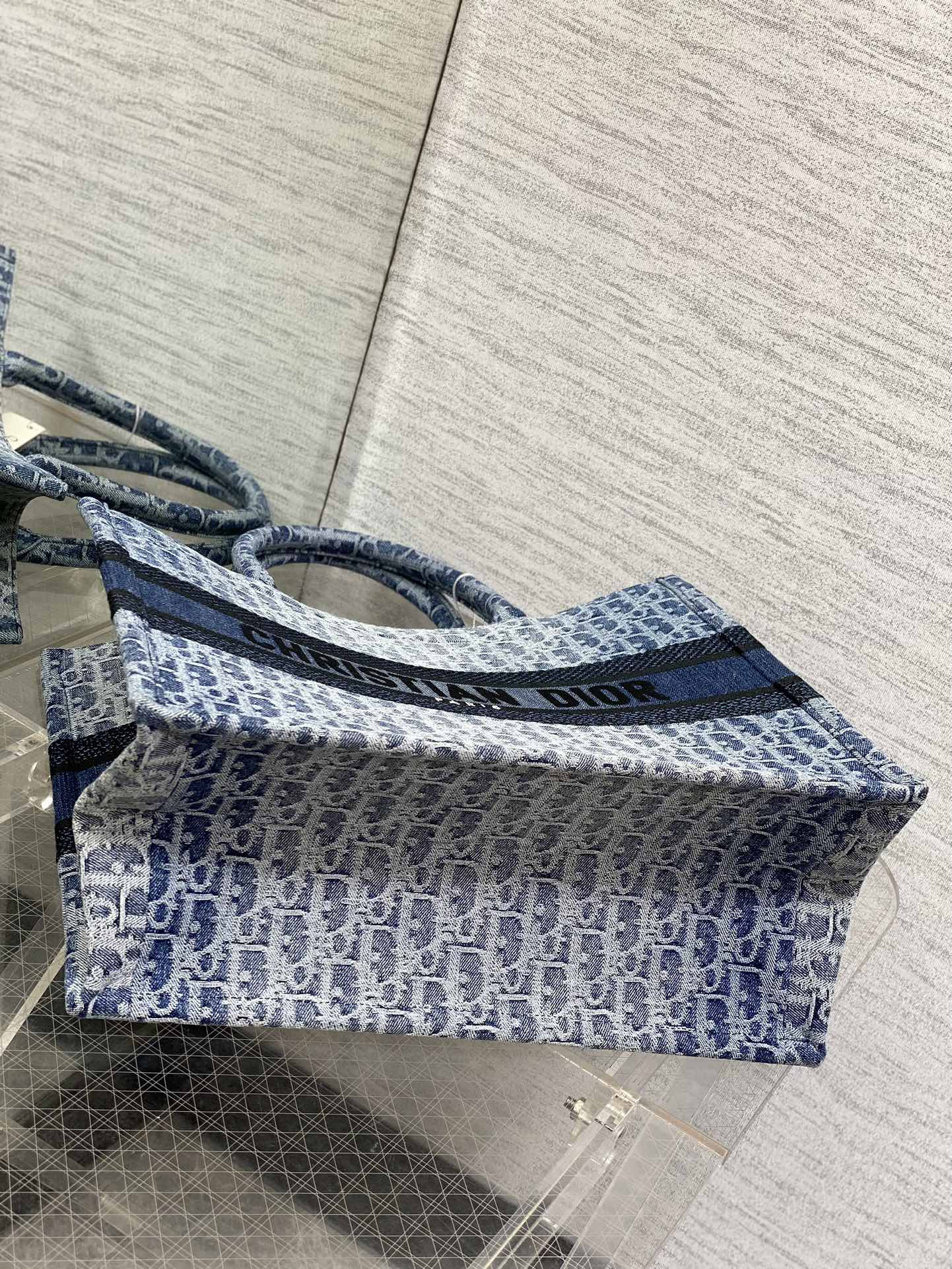 Medium Dior Book Tote Blue Denim Dior Oblique Jacquard 36 x 27.5 x 16.5 cm