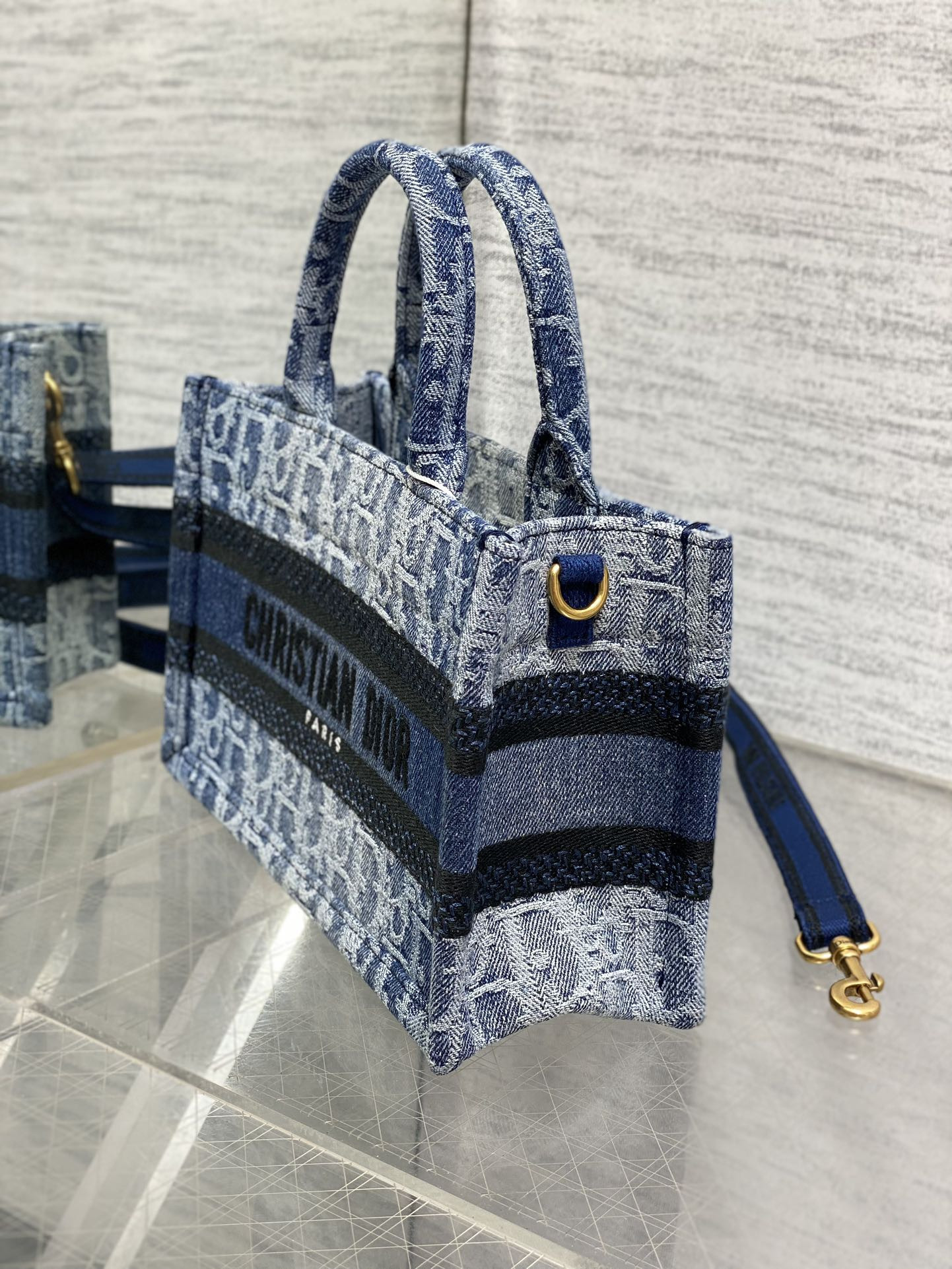 Mini Dior Book Tote Blue Denim Dior Oblique Jacquard 21.5 x 13 x 7.5 cm