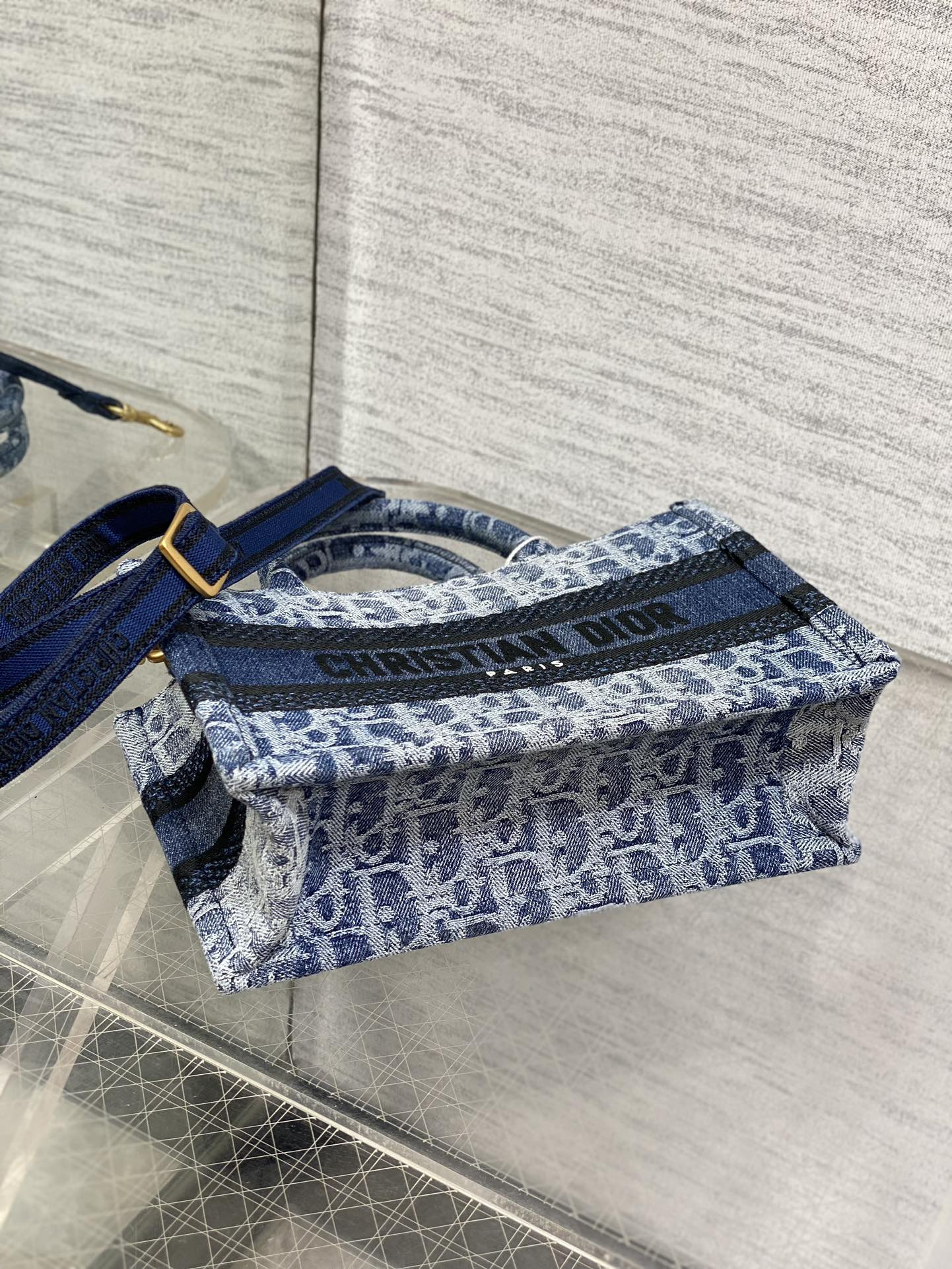Mini Dior Book Tote Blue Denim Dior Oblique Jacquard 21.5 x 13 x 7.5 cm