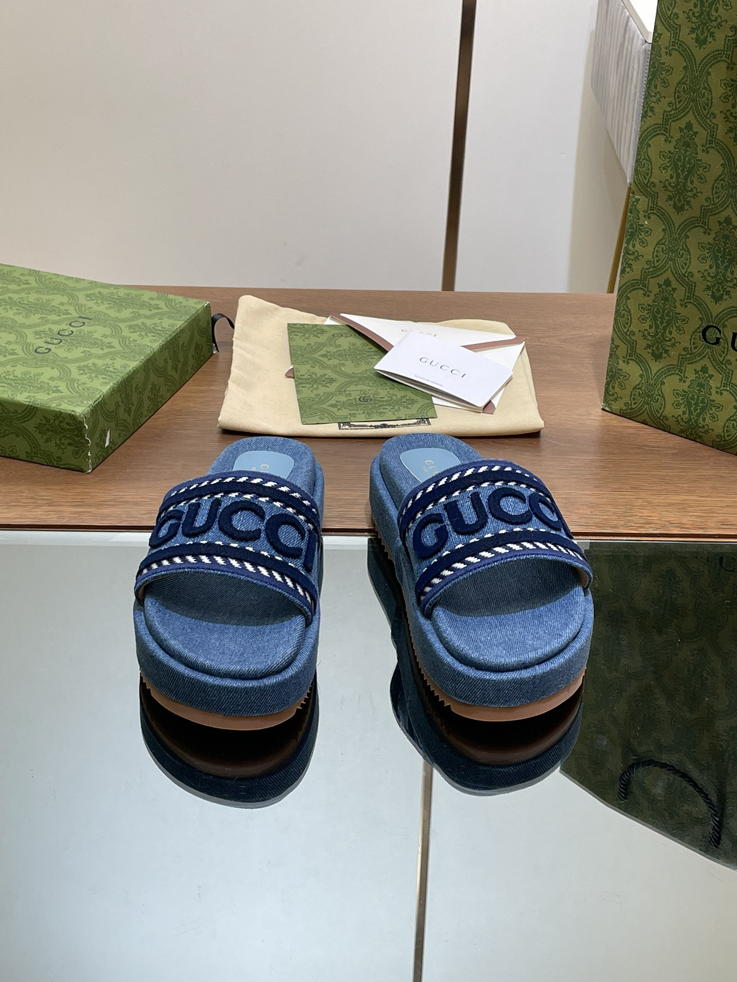 UA GUCCI SLIDE SANDAL WITH GUCCI SCRIPT