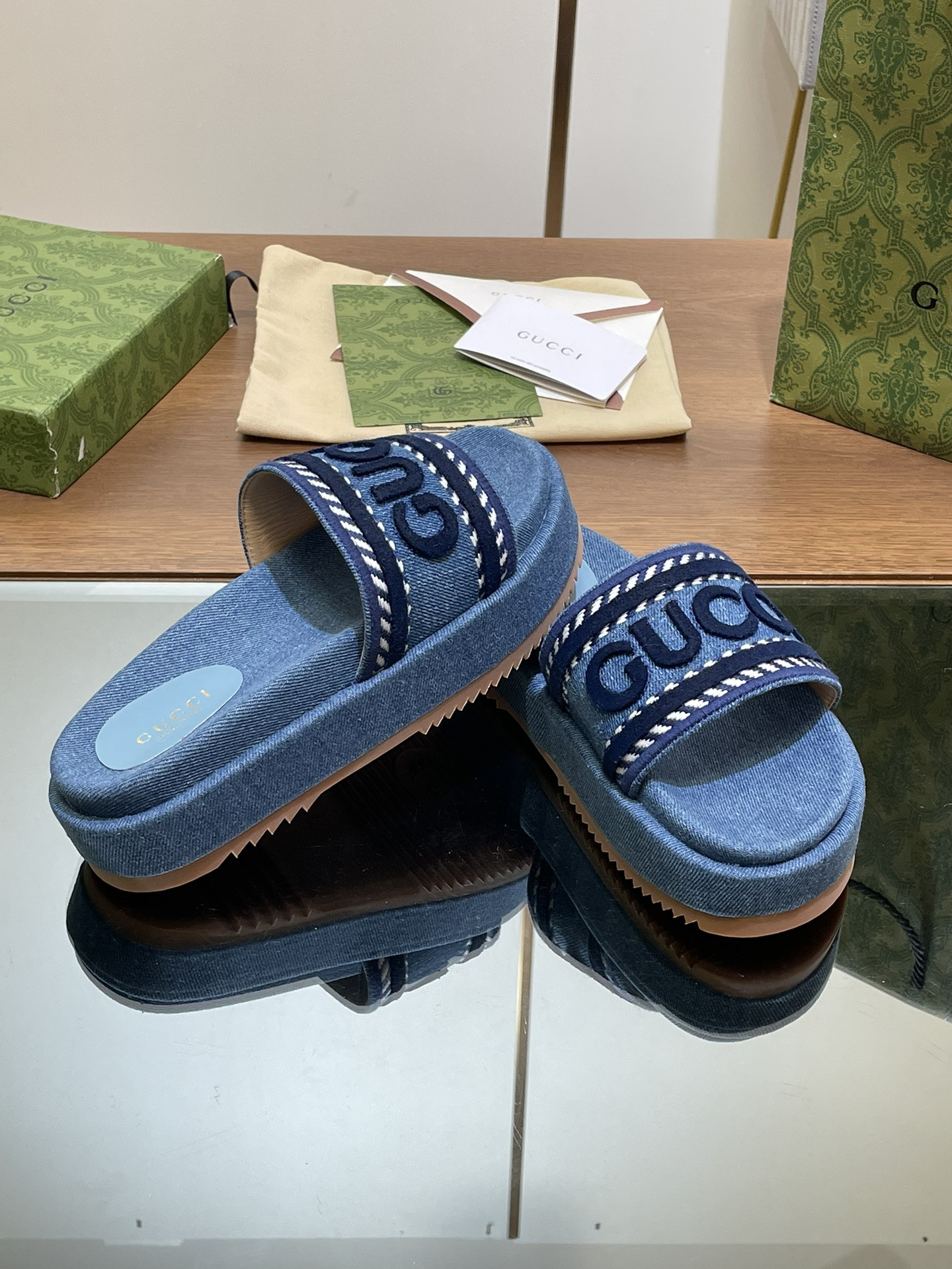 UA GUCCI SLIDE SANDAL WITH GUCCI SCRIPT