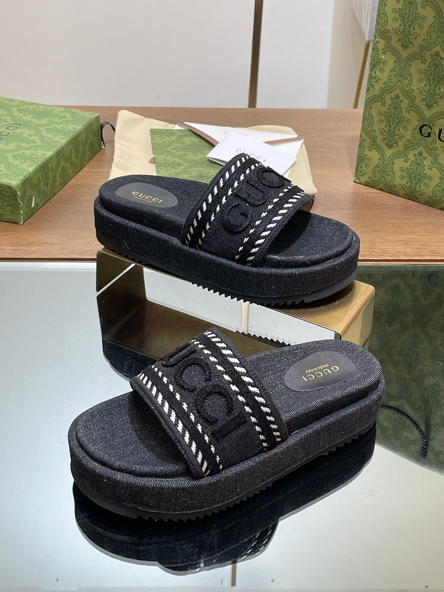 UA GUCCI SLIDE SANDAL WITH GUCCI SCRIPT