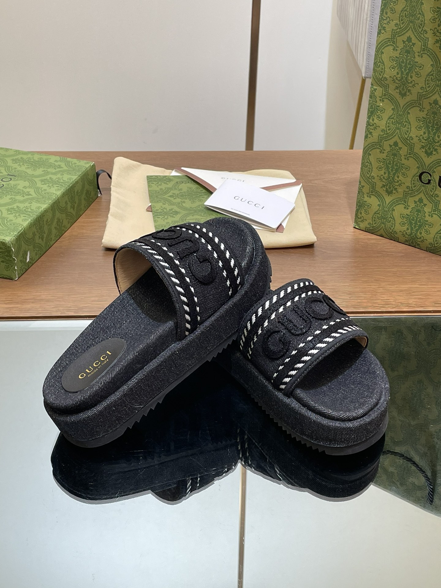 UA GUCCI SLIDE SANDAL WITH GUCCI SCRIPT