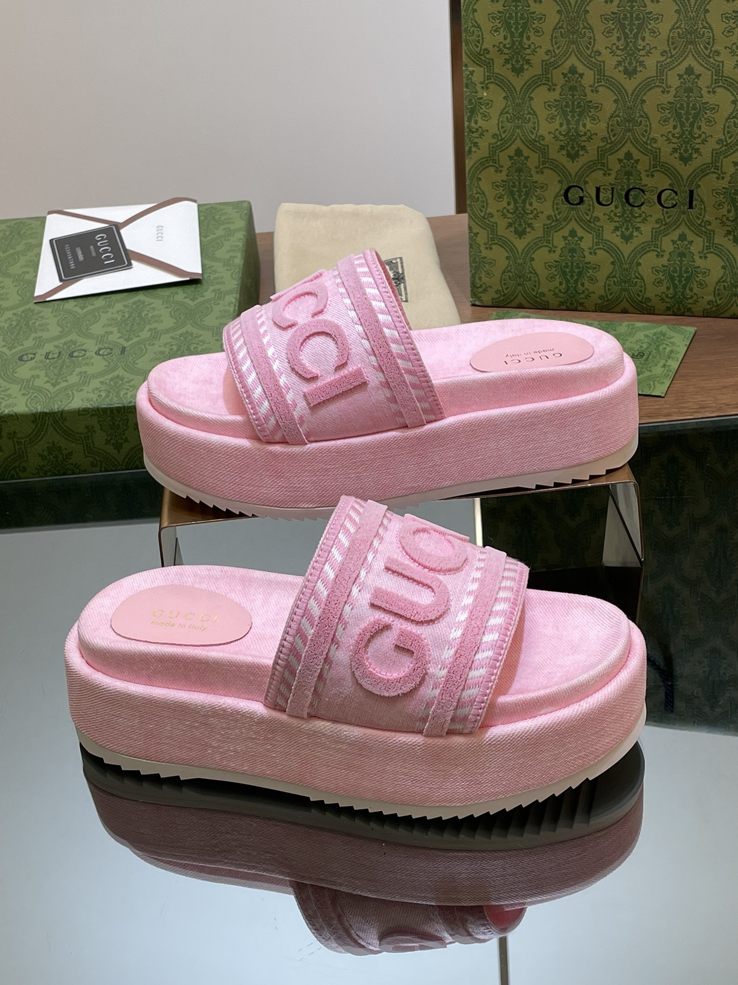 UA GUCCI SLIDE SANDAL WITH GUCCI SCRIPT