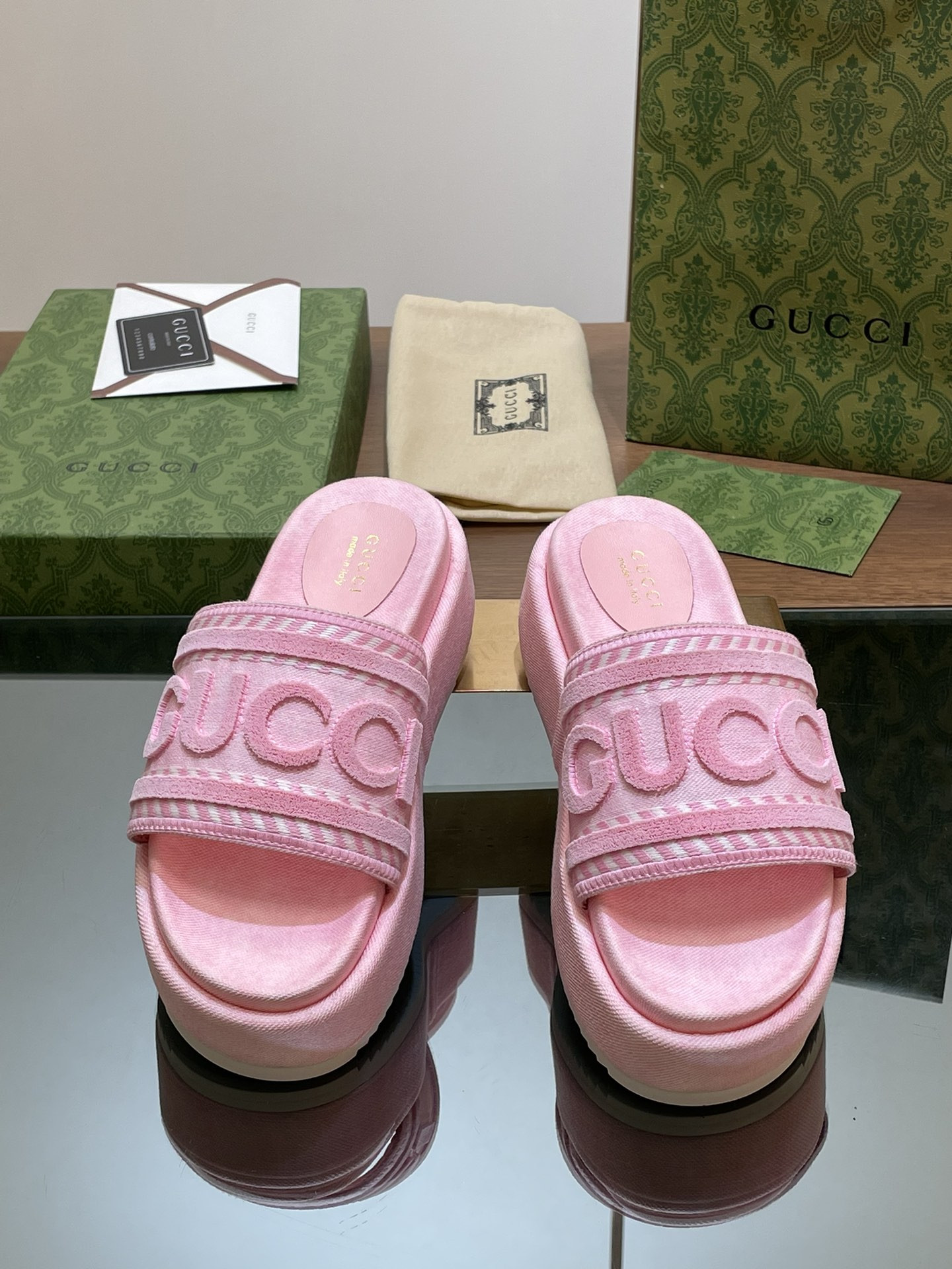 UA GUCCI SLIDE SANDAL WITH GUCCI SCRIPT