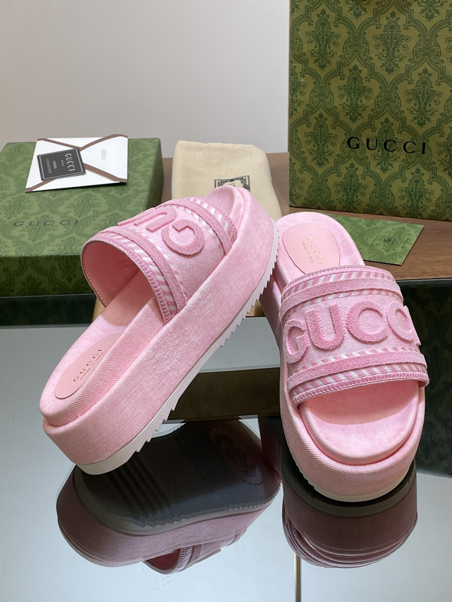 UA GUCCI SLIDE SANDAL WITH GUCCI SCRIPT