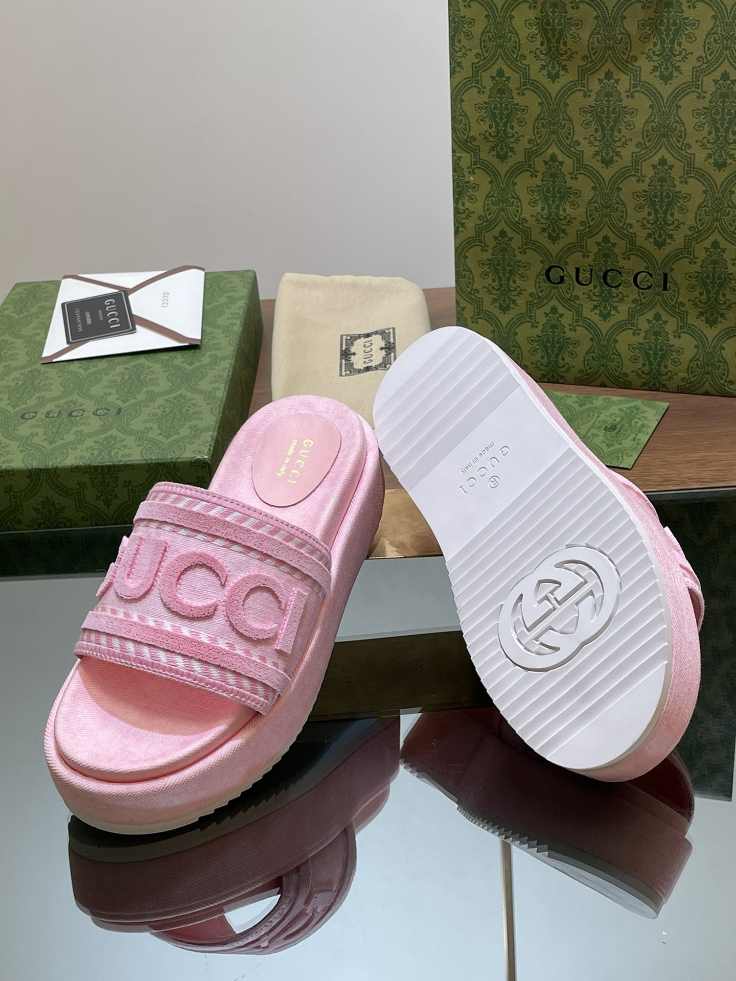 UA GUCCI SLIDE SANDAL WITH GUCCI SCRIPT