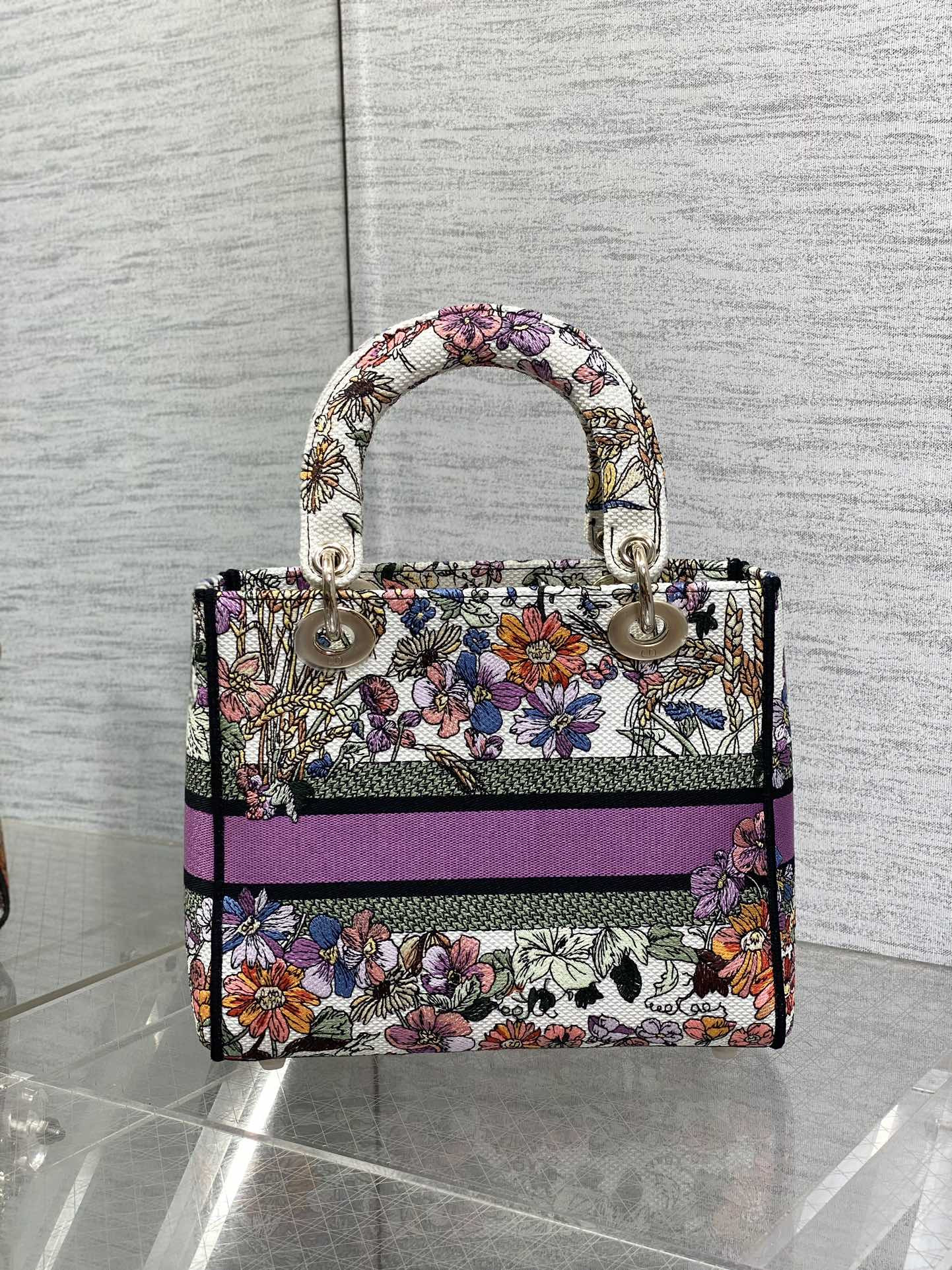 Medium Lady Dior Bag White Multicolor Dior 4 Saisons Été Embroidery 24 x 20 x 12 cm