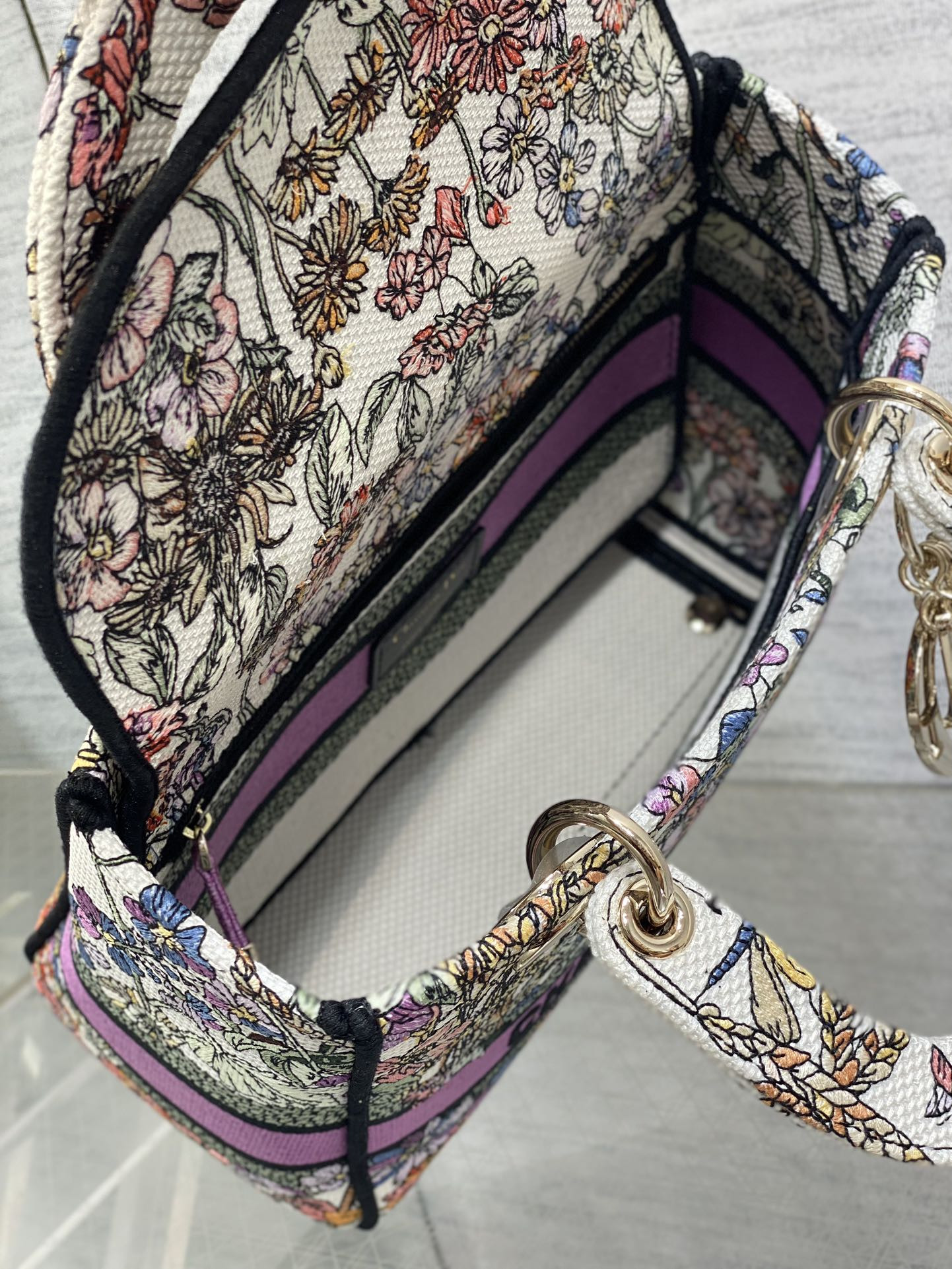 Medium Lady Dior Bag White Multicolor Dior 4 Saisons Été Embroidery 24 x 20 x 12 cm