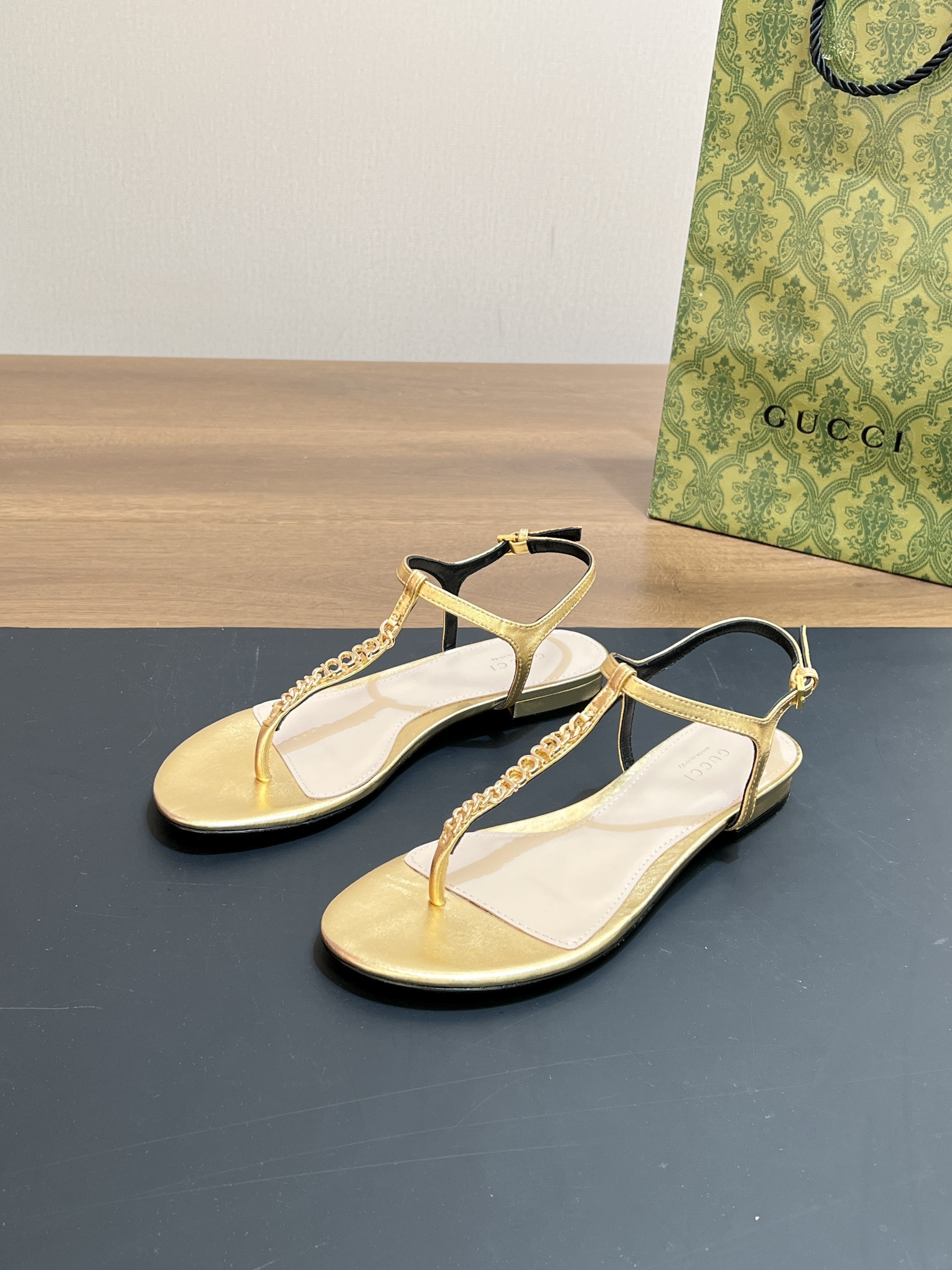 UA GUCCI SIGNORIA THONG SANDAL