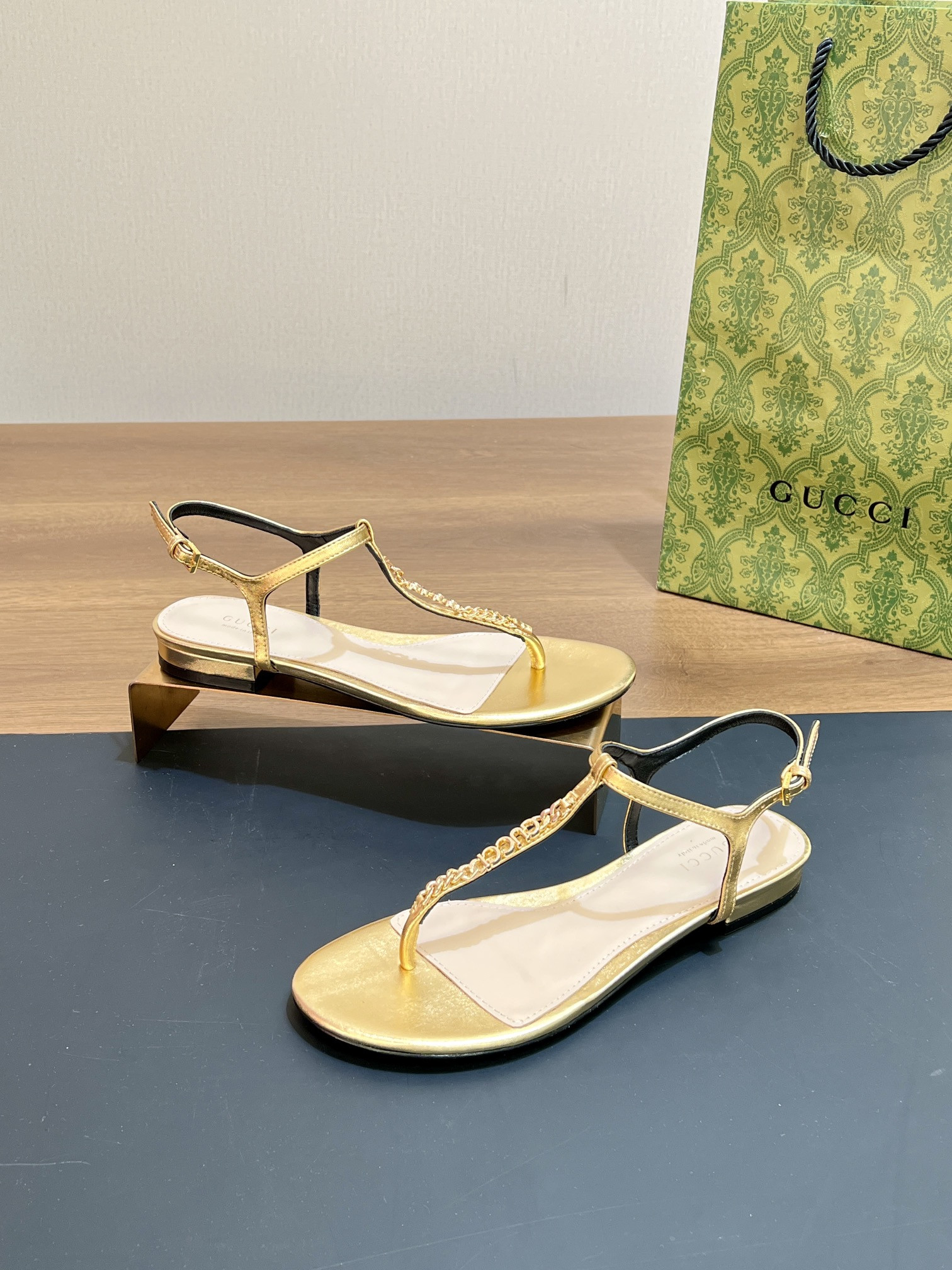 UA GUCCI SIGNORIA THONG SANDAL