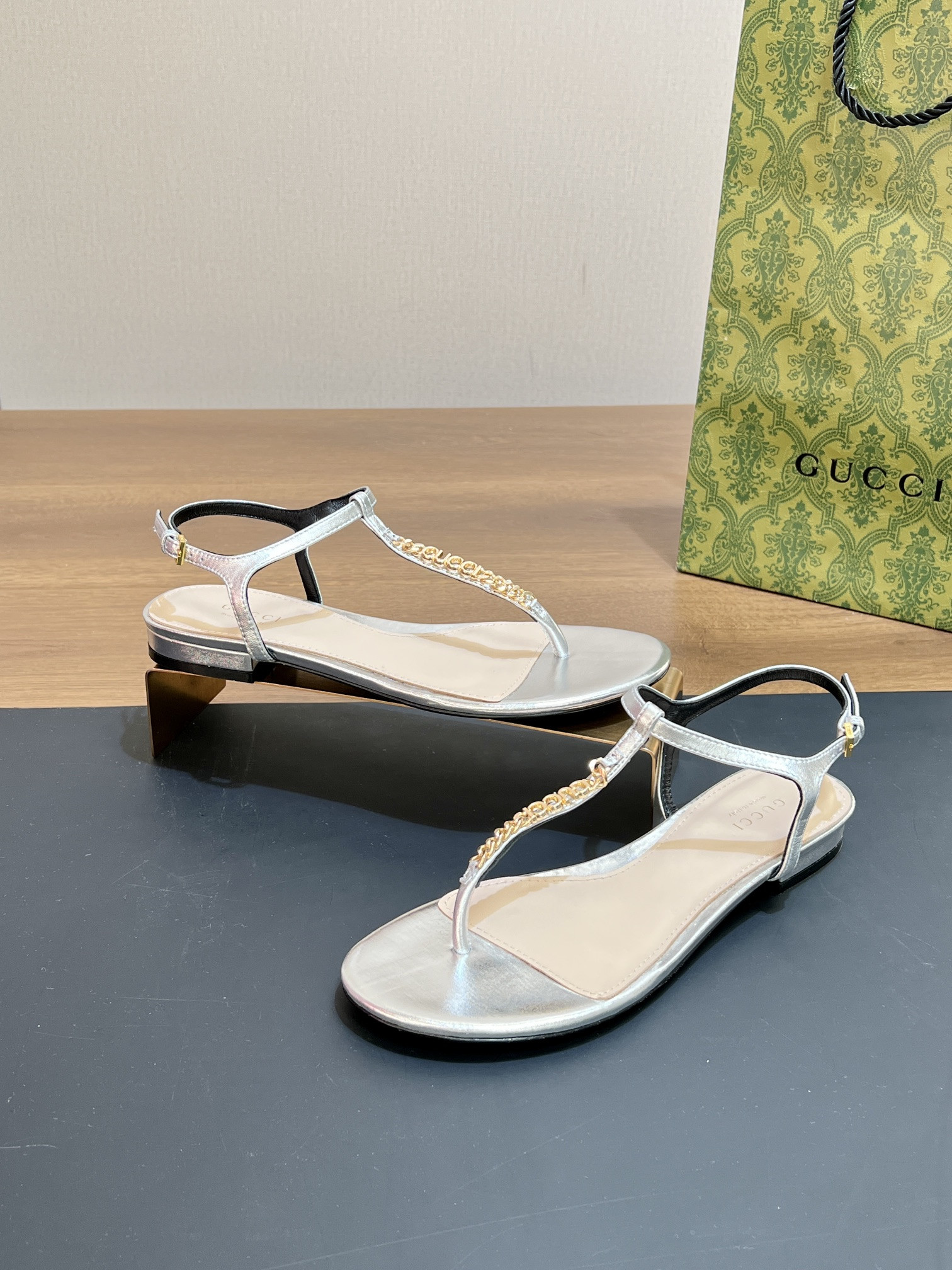 UA GUCCI SIGNORIA THONG SANDAL