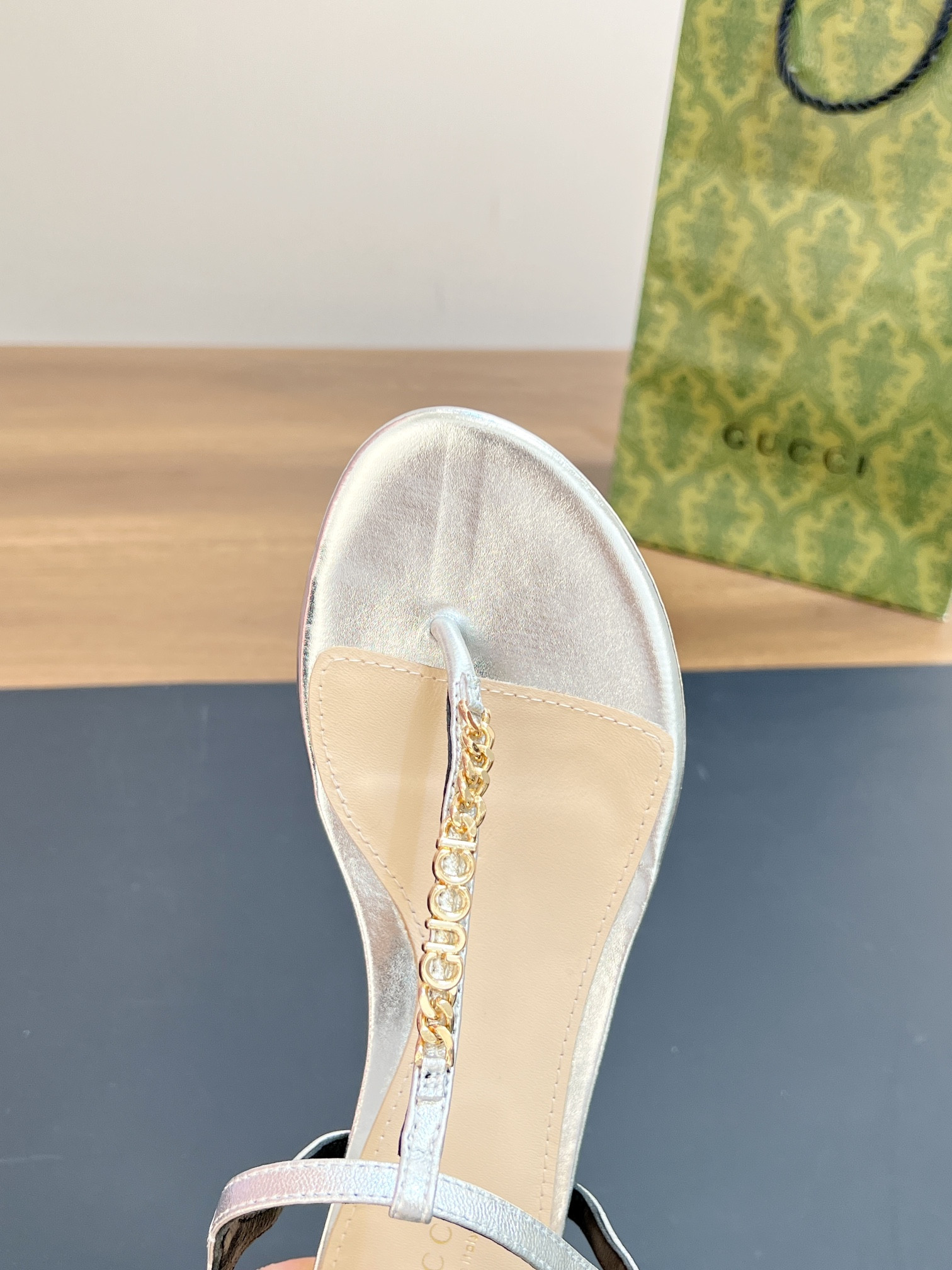 UA GUCCI SIGNORIA THONG SANDAL