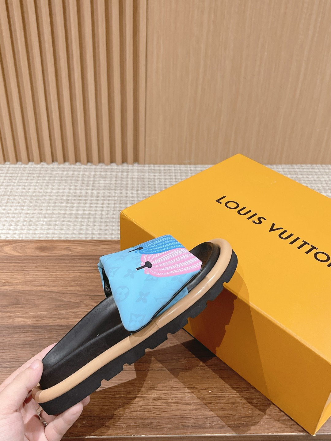 UA LV Pool Pillow Flat Comfort Mule