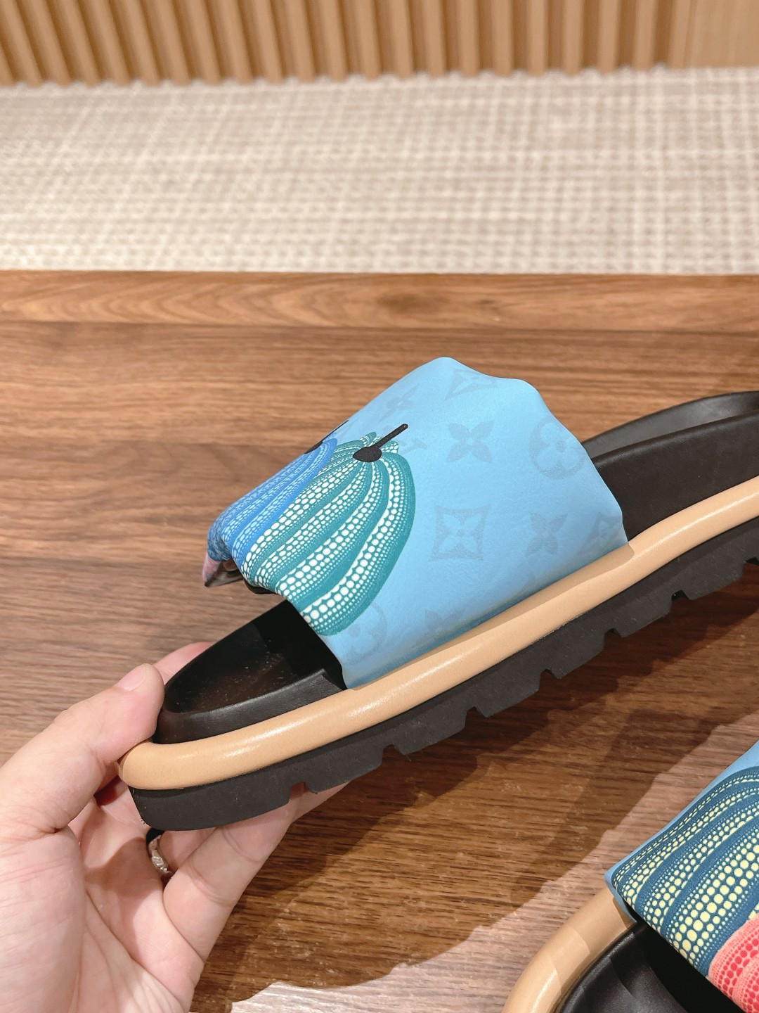 UA LV Pool Pillow Flat Comfort Mule