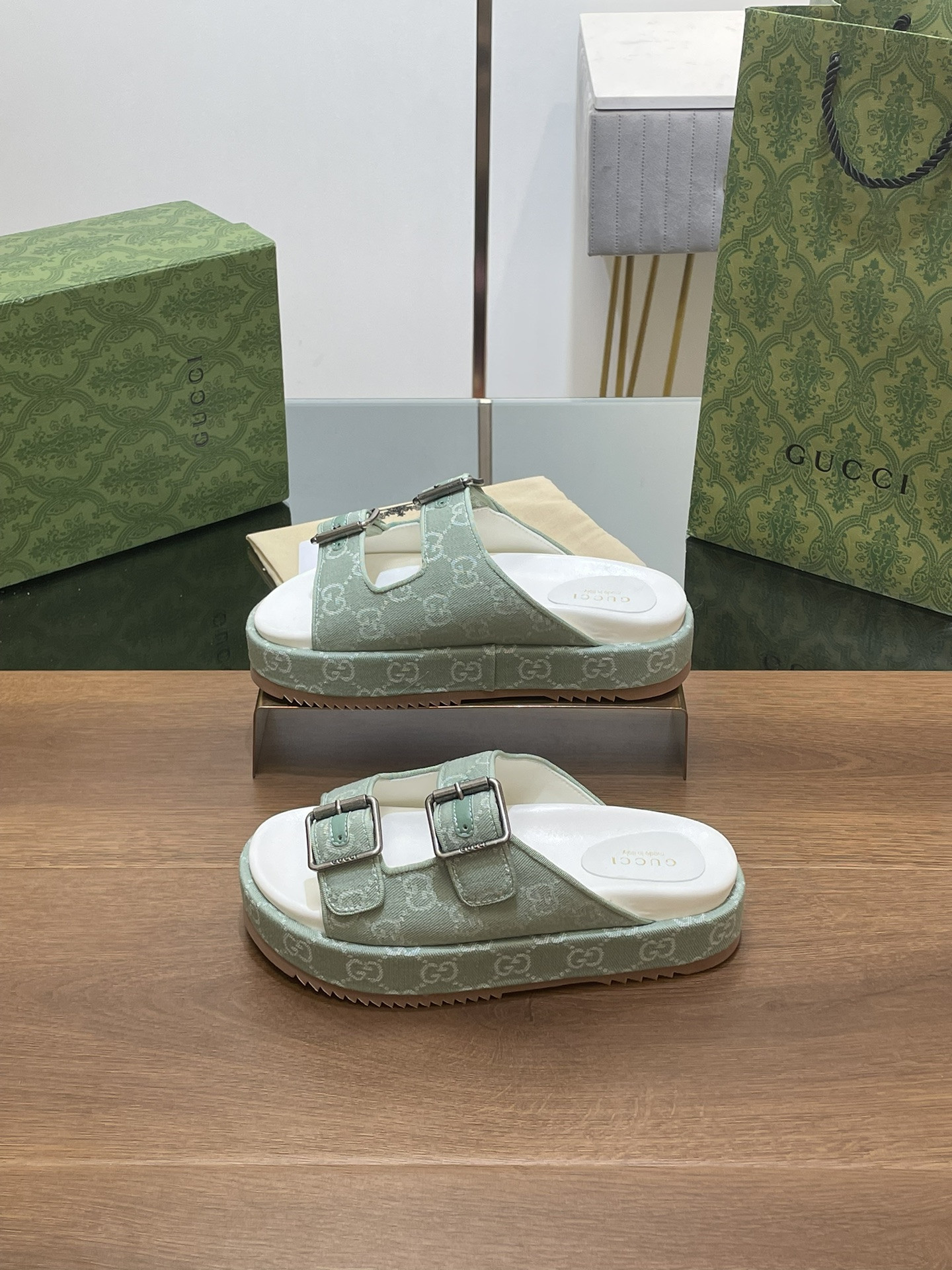 UA GUCCI SANDAL WITH DOUBLE G