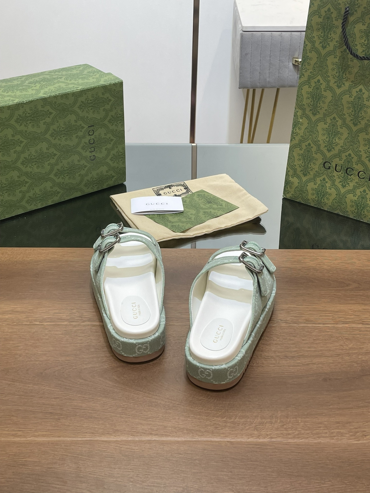 UA GUCCI SANDAL WITH DOUBLE G