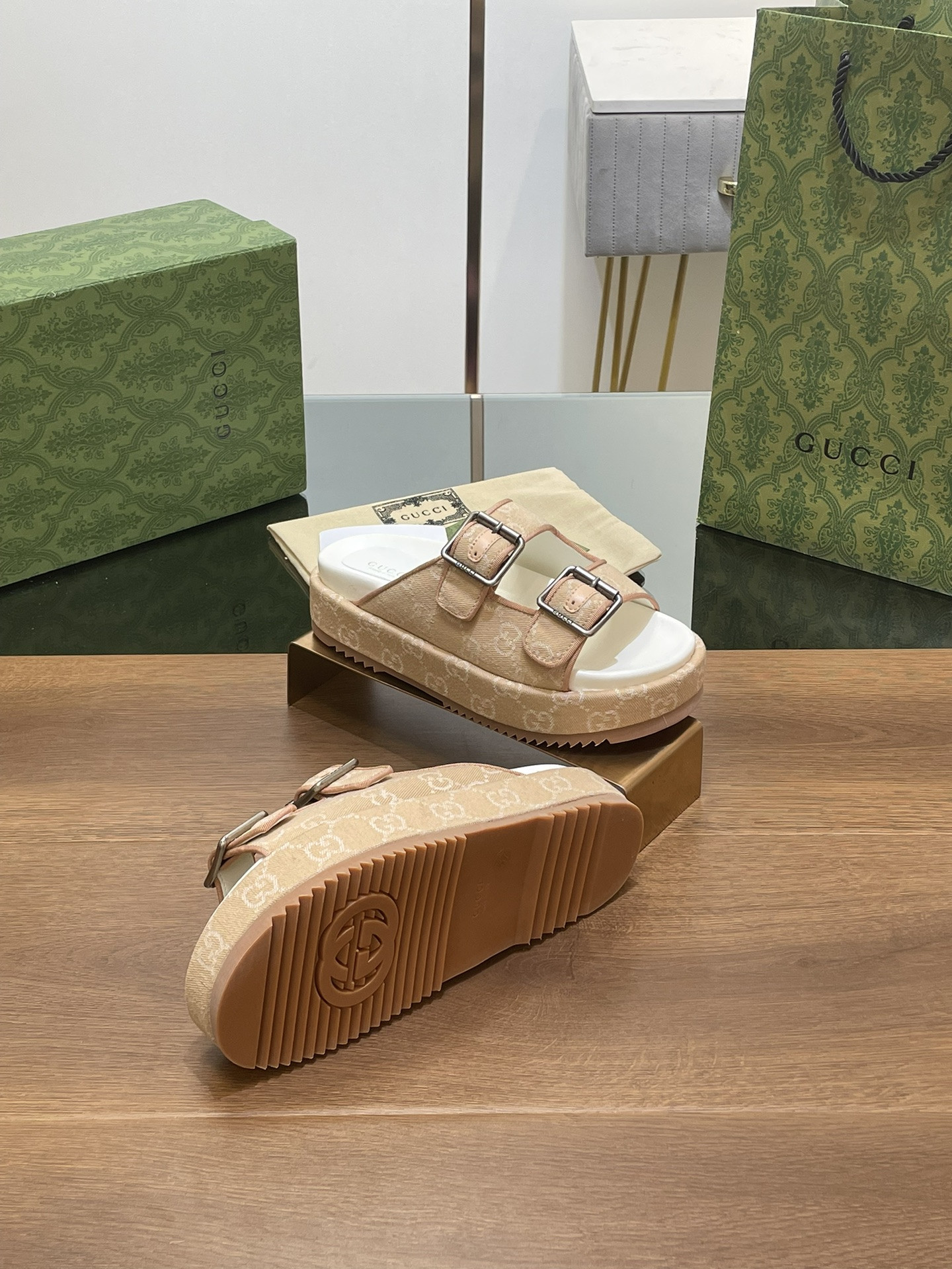 UA GUCCI SANDAL WITH DOUBLE G