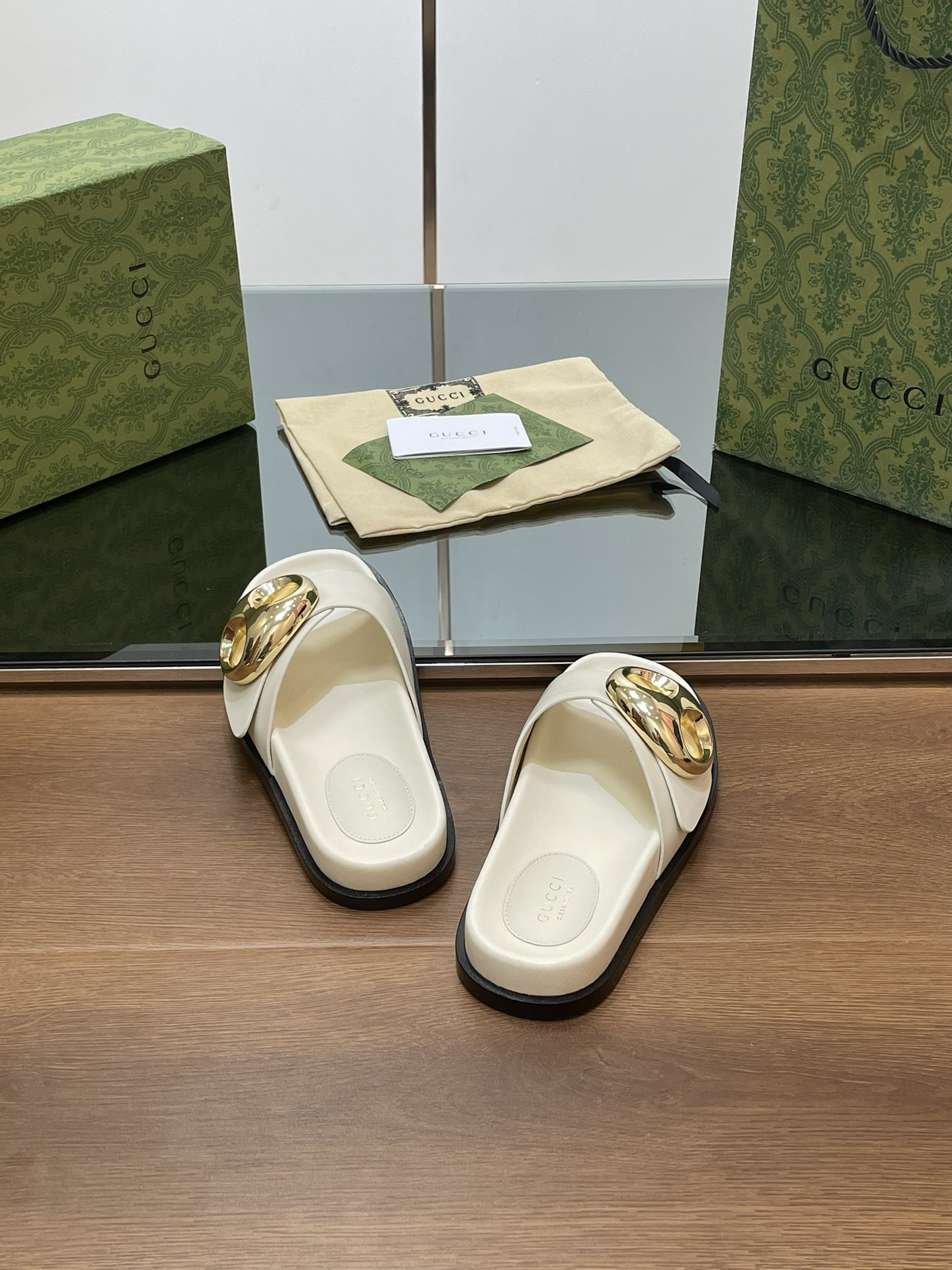 UA GUCCI MARINA CHAIN SLIDE SANDAL