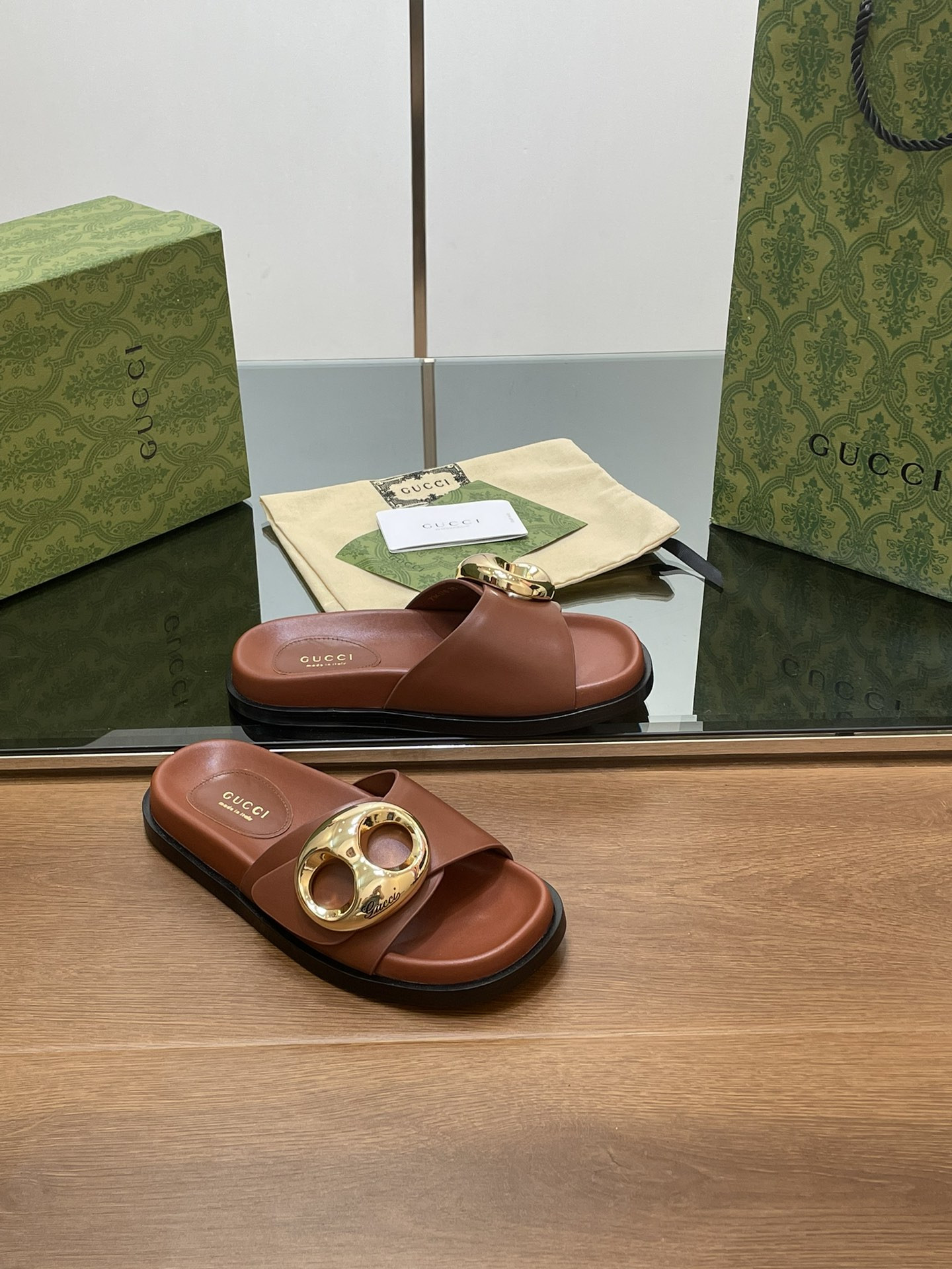 UA GUCCI MARINA CHAIN SLIDE SANDAL