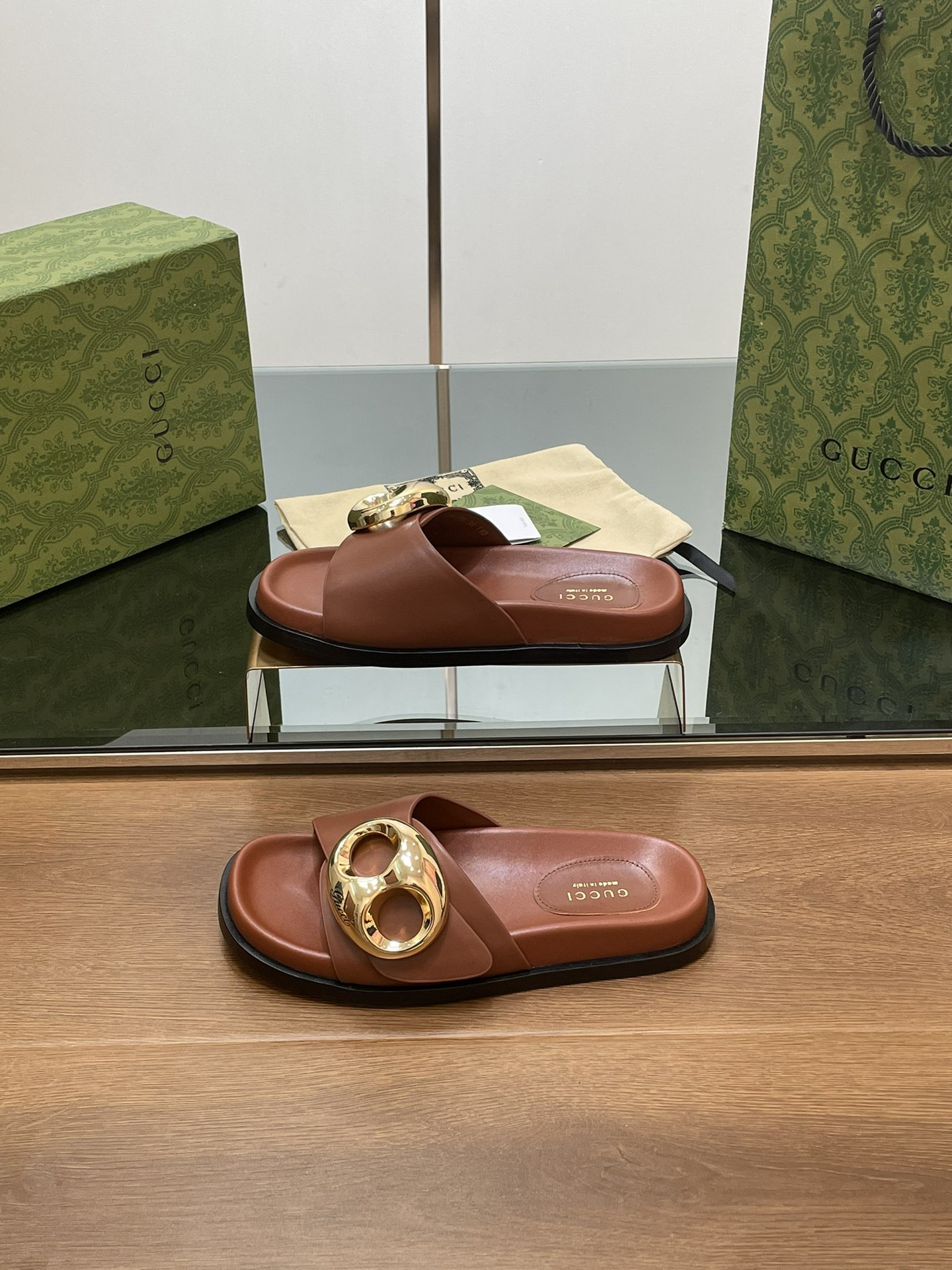 UA GUCCI MARINA CHAIN SLIDE SANDAL