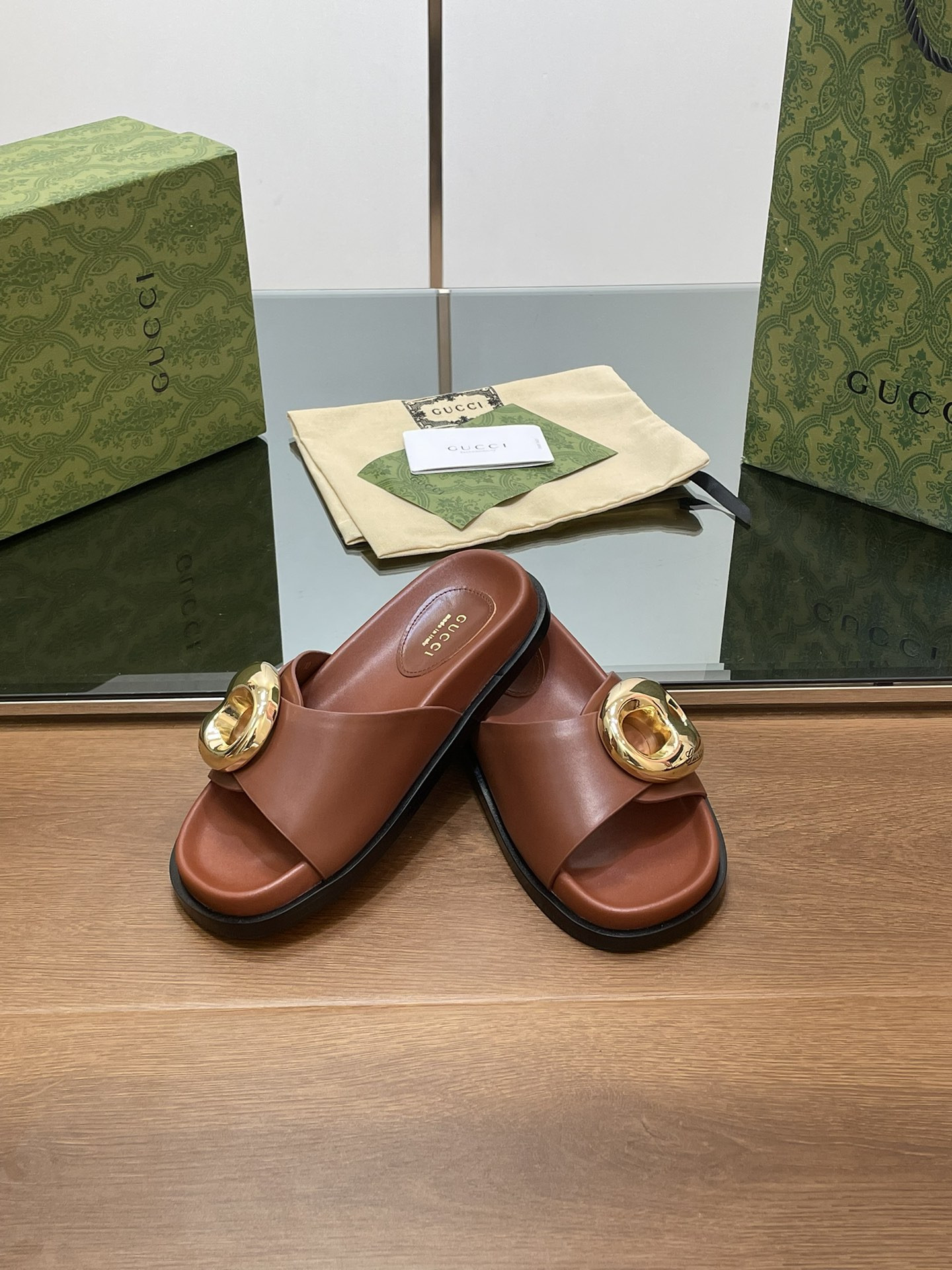 UA GUCCI MARINA CHAIN SLIDE SANDAL