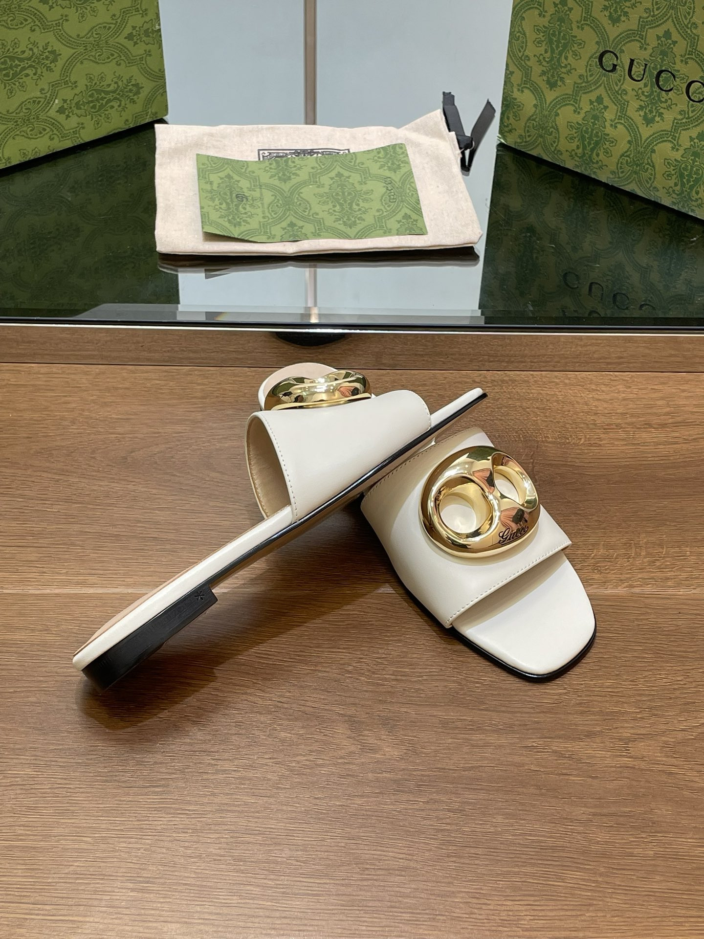 UA GUCCI MARINA CHAIN SLIDE