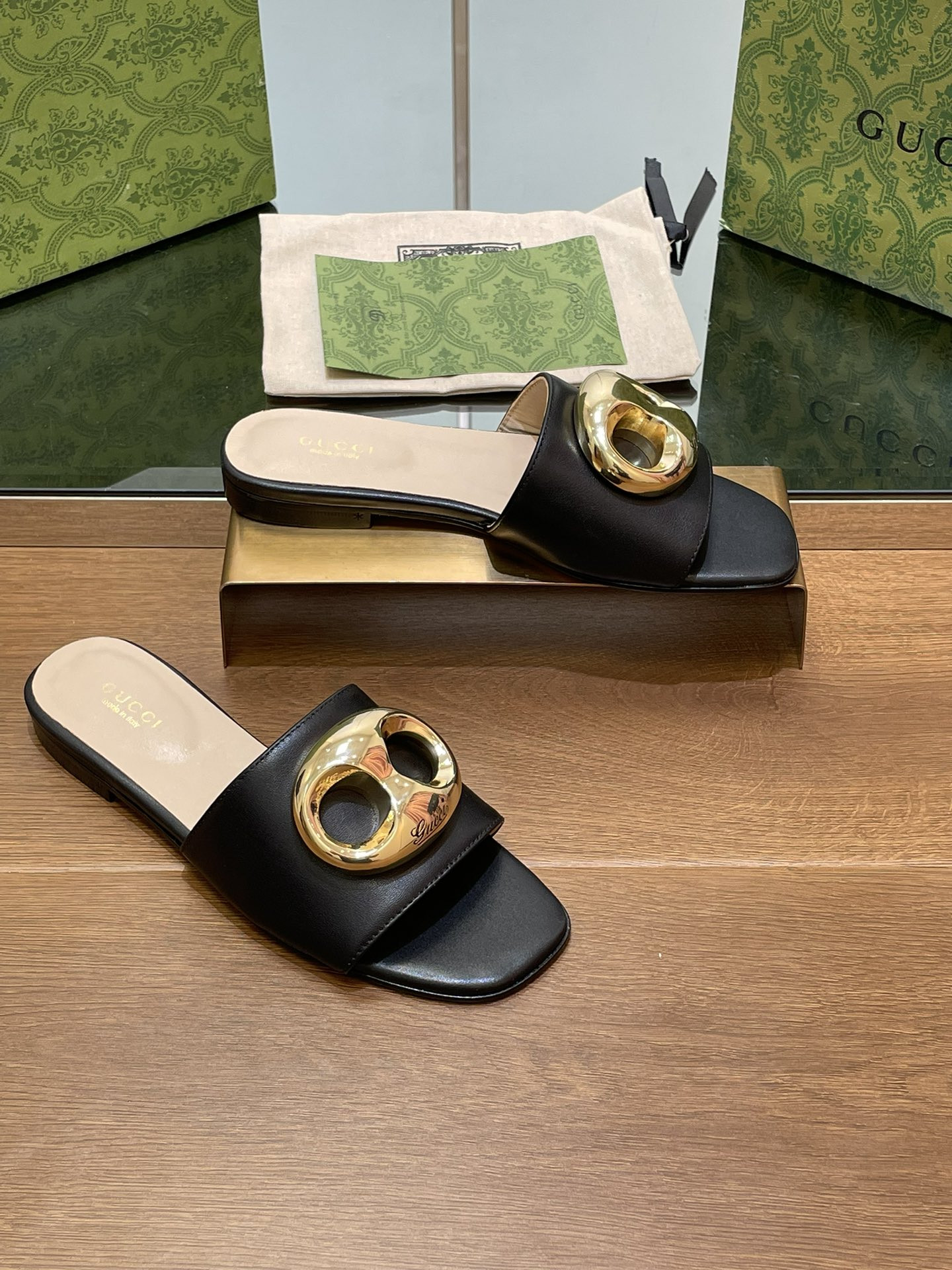 UA GUCCI MARINA CHAIN SLIDE