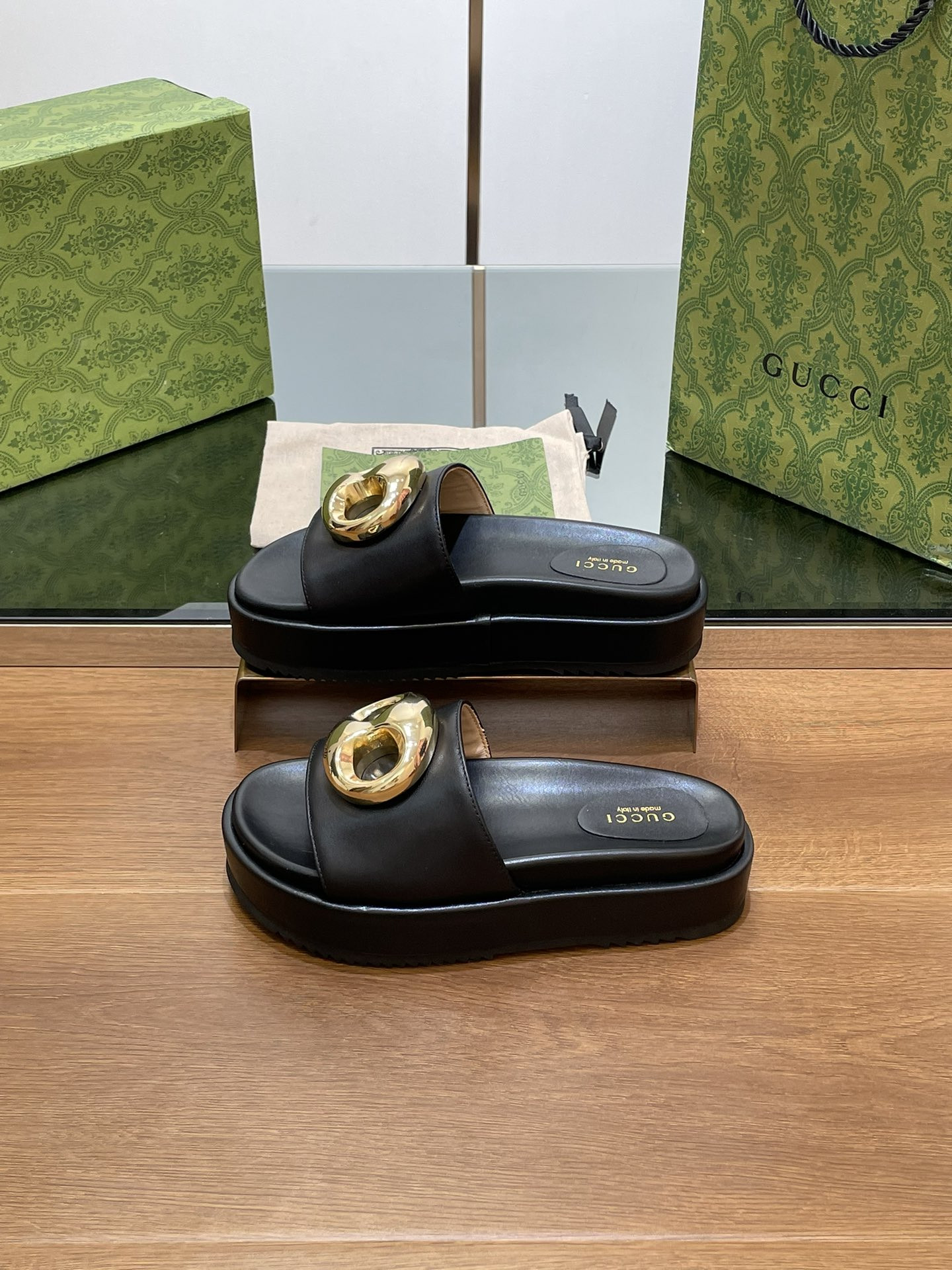 UA GUCCI MARINA CHAIN SLIDE