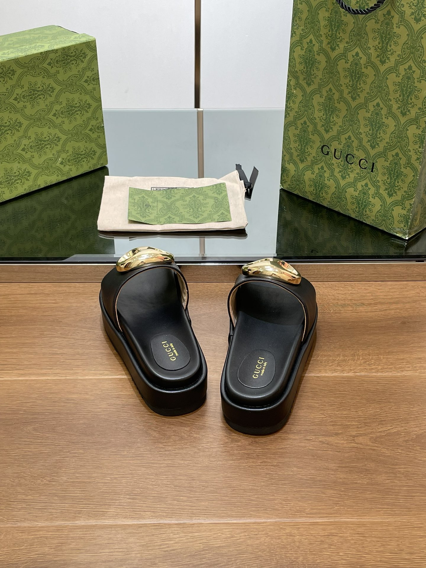 UA GUCCI MARINA CHAIN SLIDE