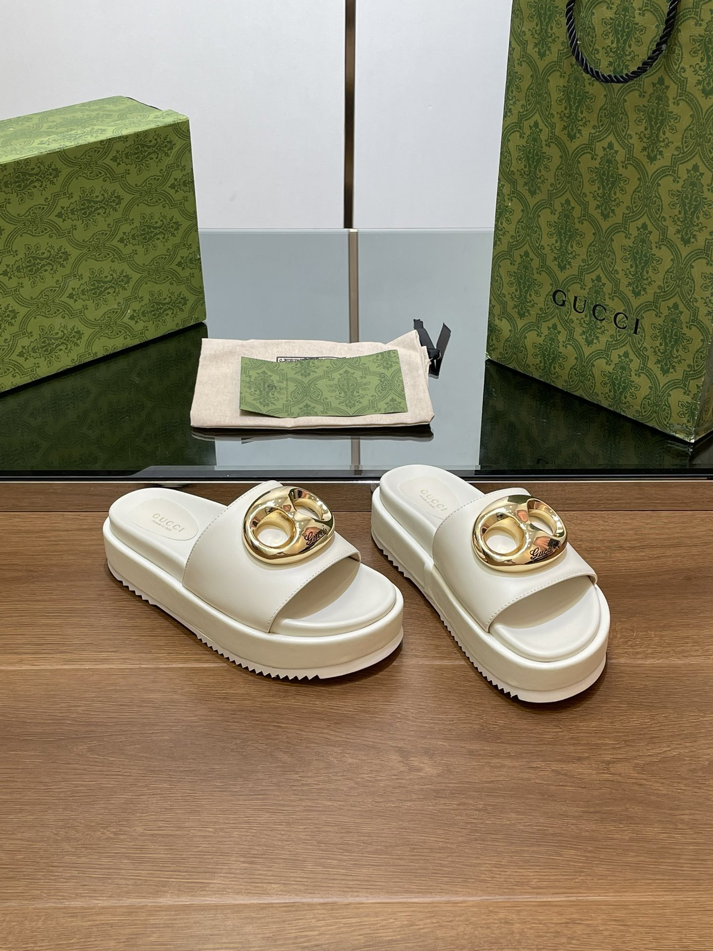 UA GUCCI MARINA CHAIN SLIDE