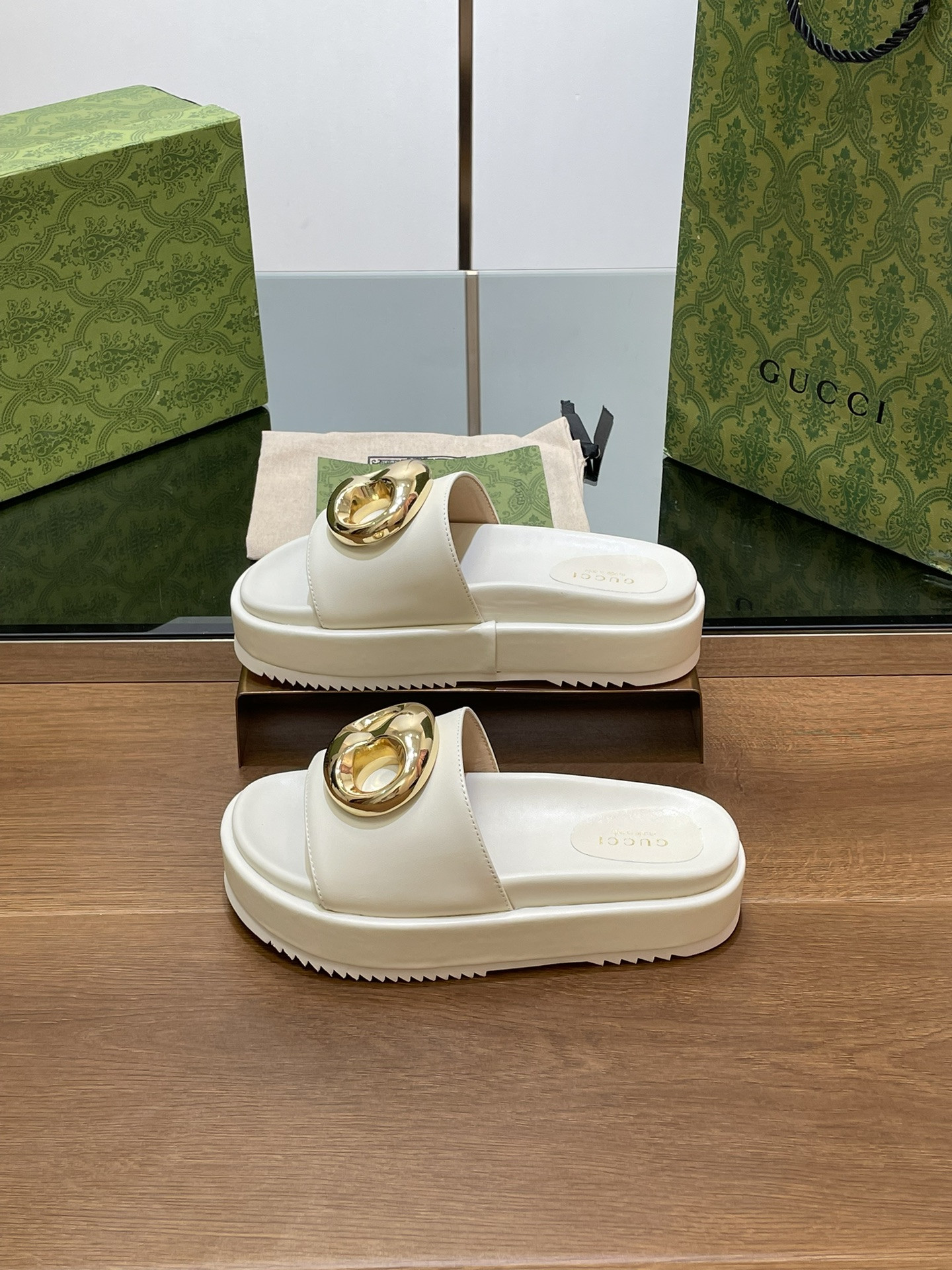 UA GUCCI MARINA CHAIN SLIDE