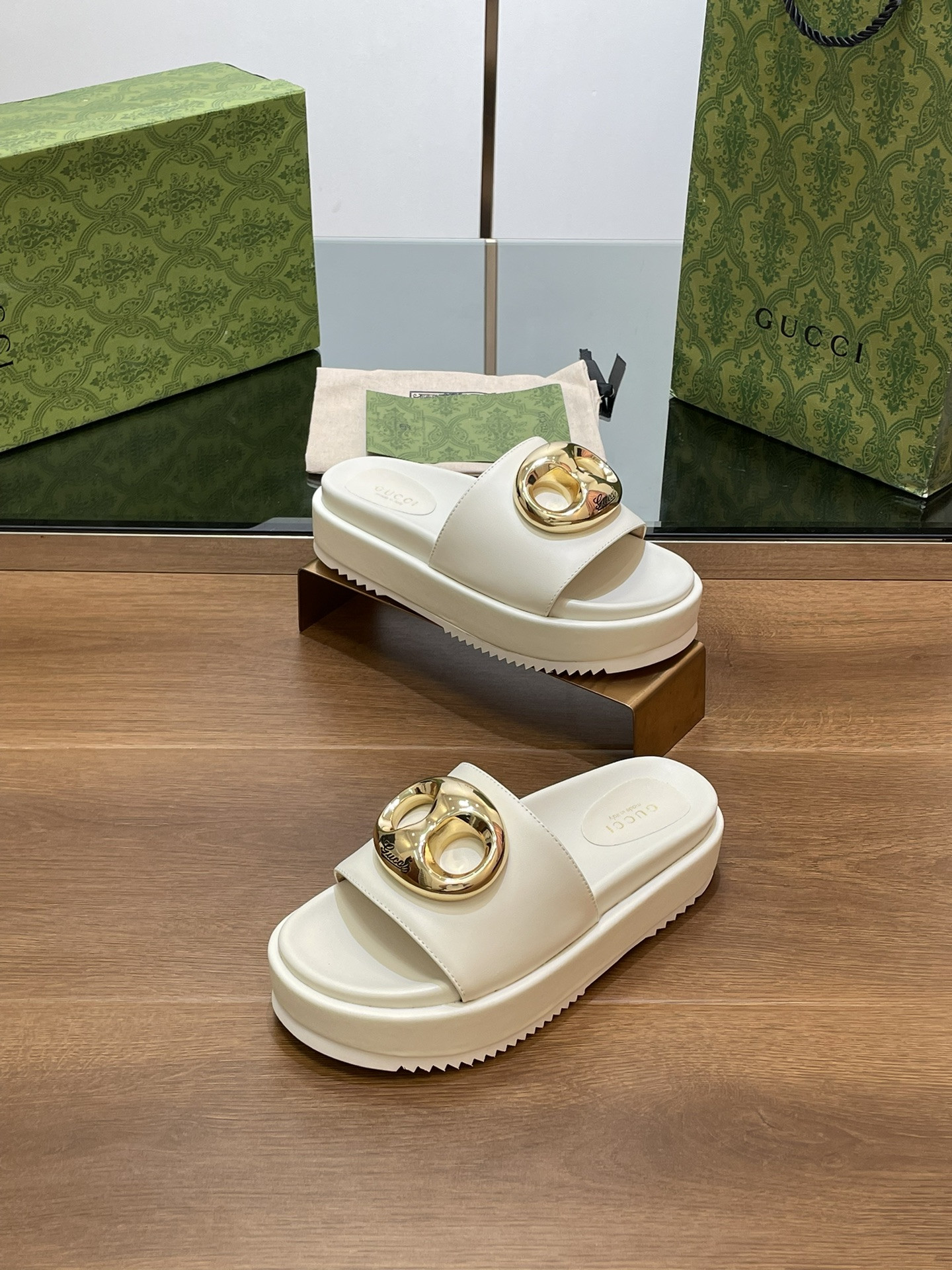 UA GUCCI MARINA CHAIN SLIDE