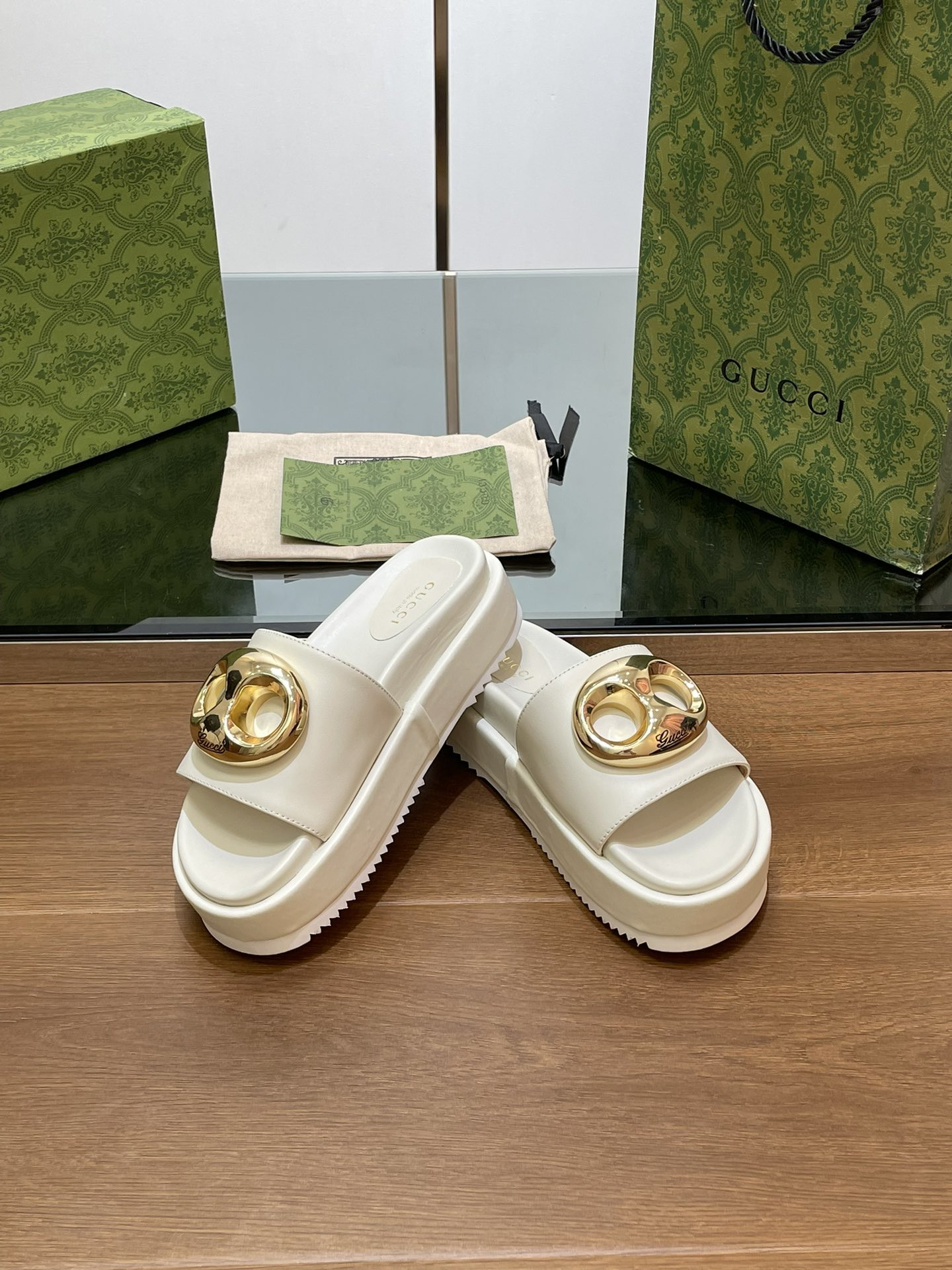 UA GUCCI MARINA CHAIN SLIDE