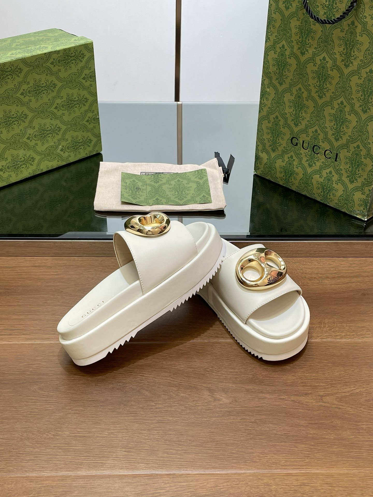 UA GUCCI MARINA CHAIN SLIDE