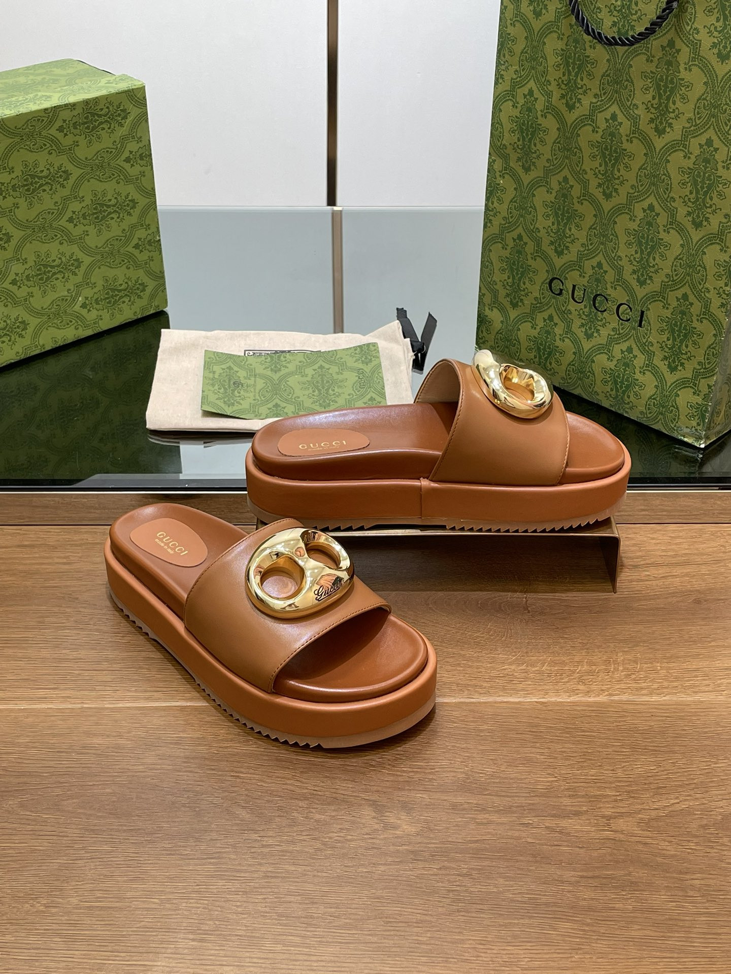 UA GUCCI MARINA CHAIN SLIDE