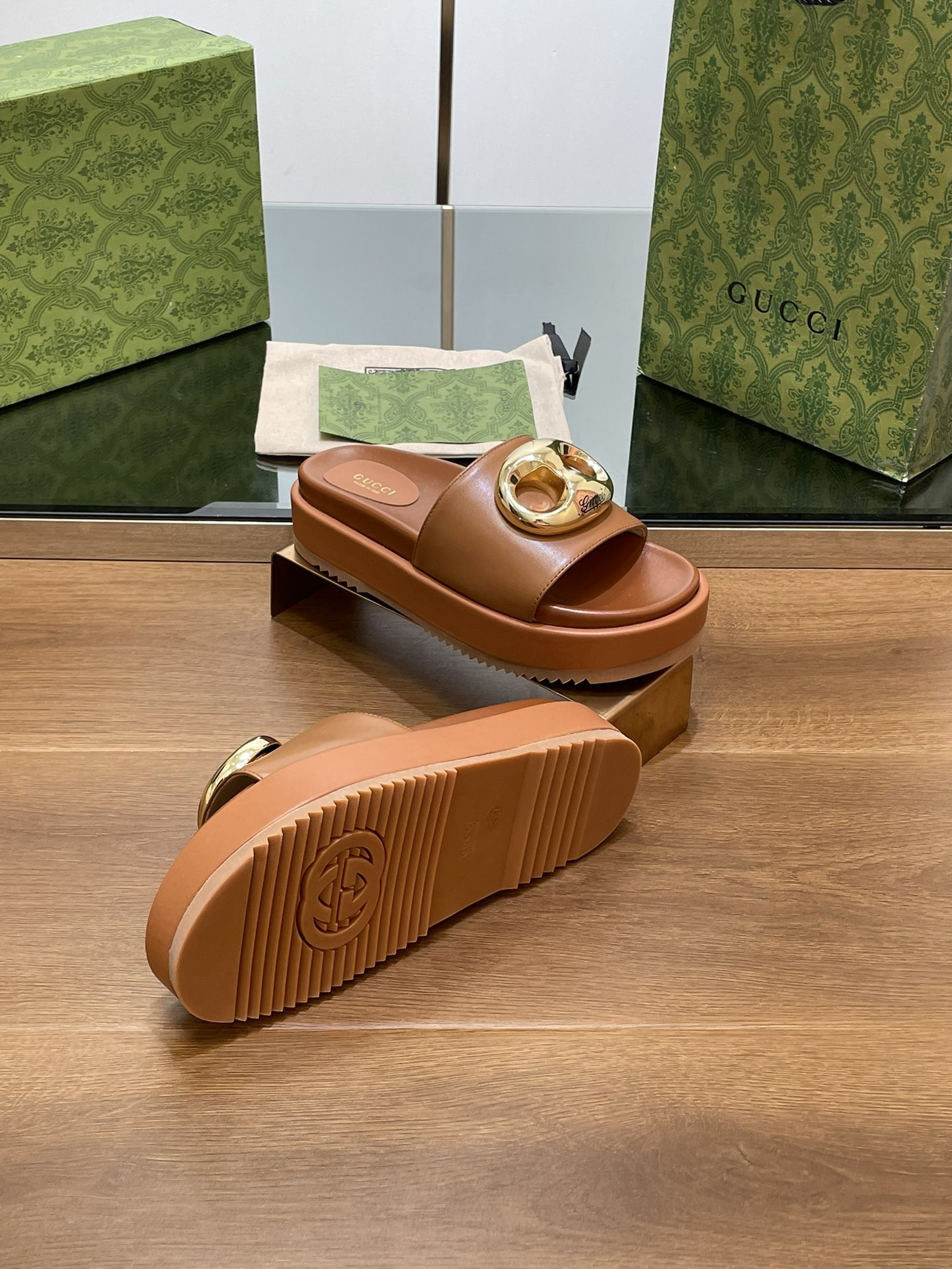 UA GUCCI MARINA CHAIN SLIDE