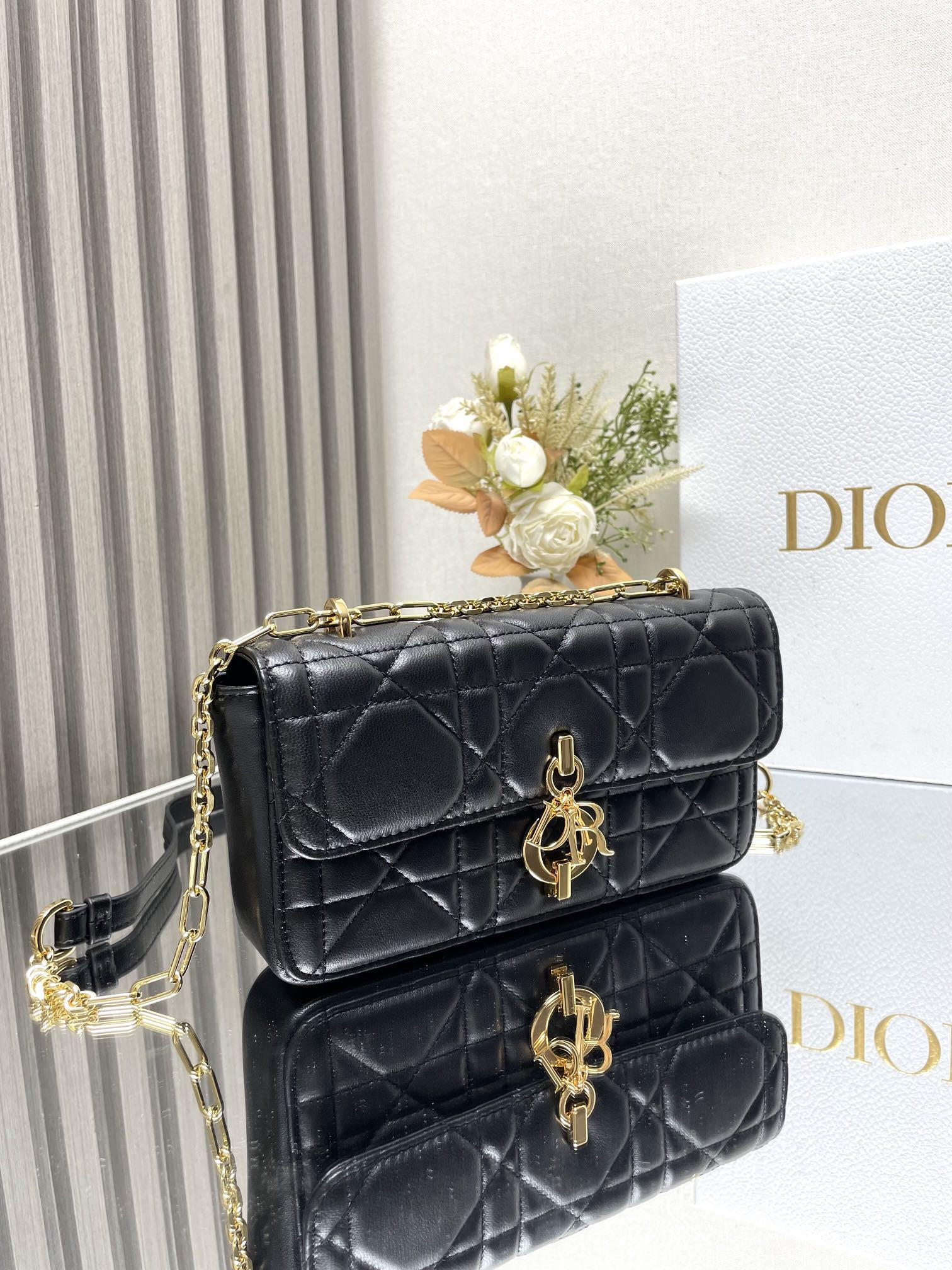 Dior Miss Daisy Mini Bag 22 x 12.5 x 4 cm