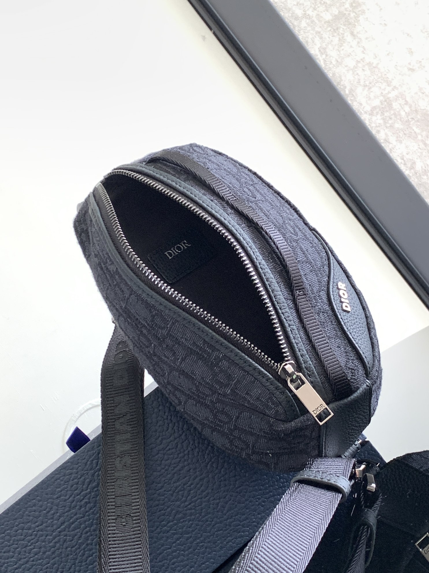 Mini Dior Scarab Bag 28 x 12.2 x 3.8 cm