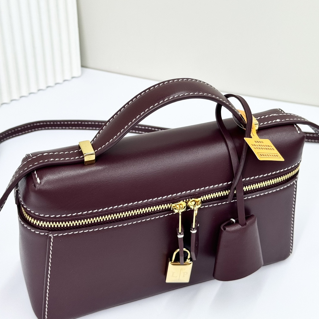 Loro Piana Extra Pocket L19 Smooth Calfskin 11 x 19 x 6.5 cm