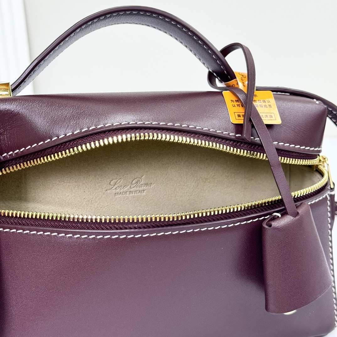 Loro Piana Extra Pocket L19 Smooth Calfskin 11 x 19 x 6.5 cm