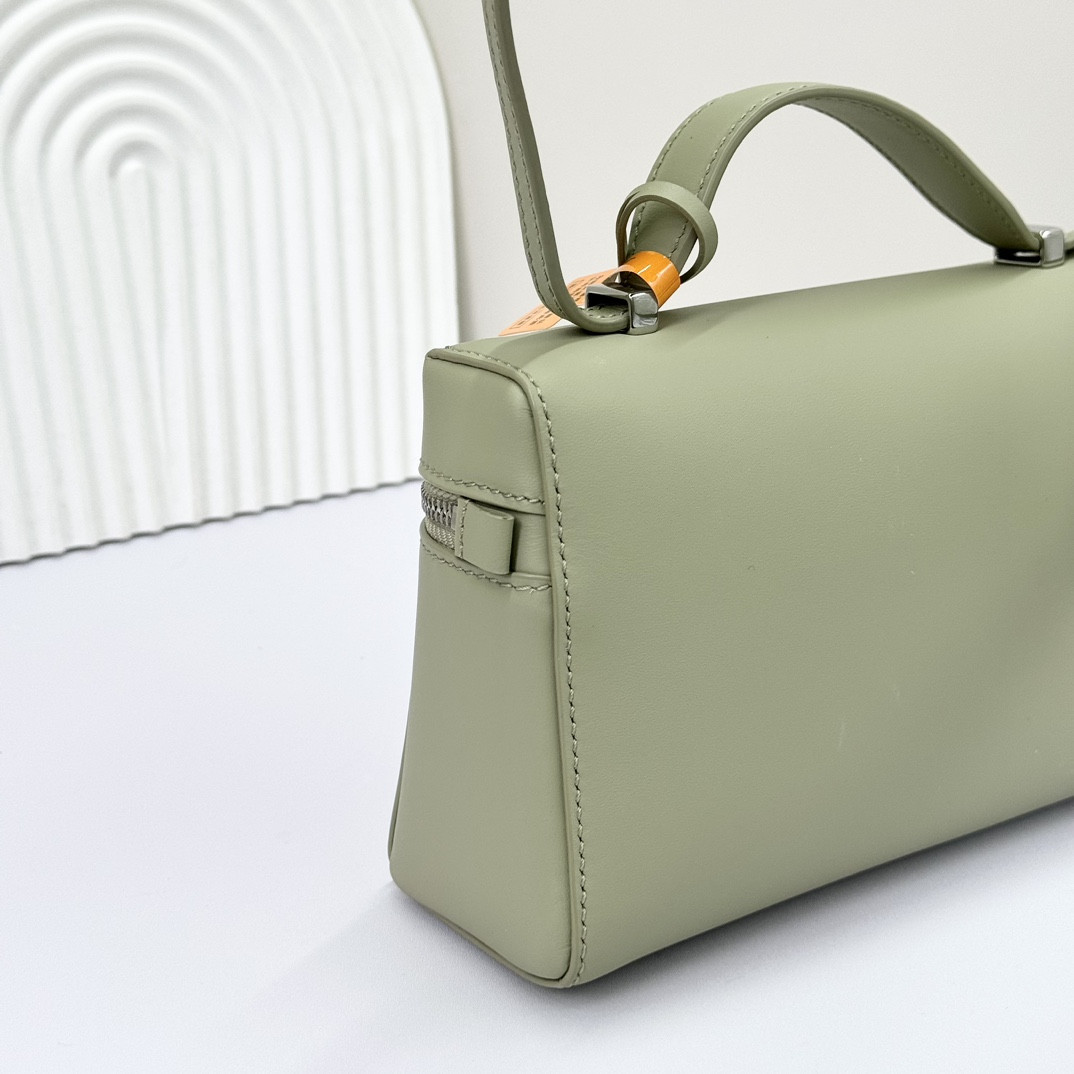 Loro Piana Extra Pocket L19 Smooth Calfskin 11 x 19 x 6.5 cm